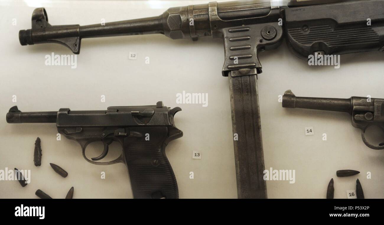 ARMAS DE FUEGO utilizadas por el ejérctio alemán nazista. PISTOLA Walther P-38. Arma alemana. 9 mm. Propiedad de MhK. Subfusil automático MP40, con culata desplegable. Propiedad Mhk. Museo de Schindler. Cracovia. Polonia. Europa. Foto Stock
