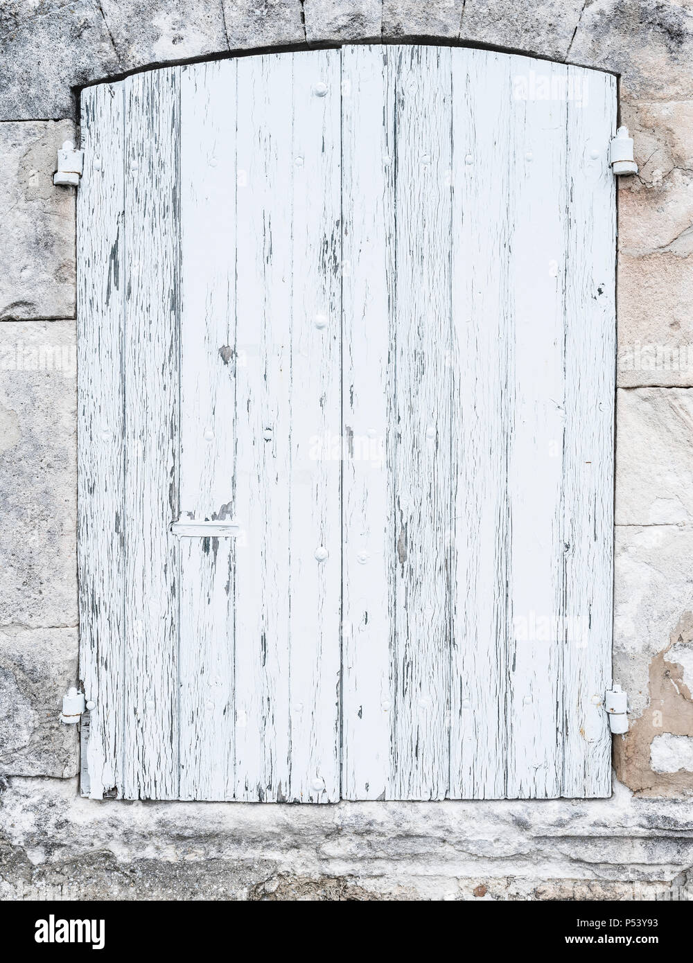 Grigio chiaro o bianco vecchio serrande nella parete di roccia calcarea della Provenza francese house Foto Stock