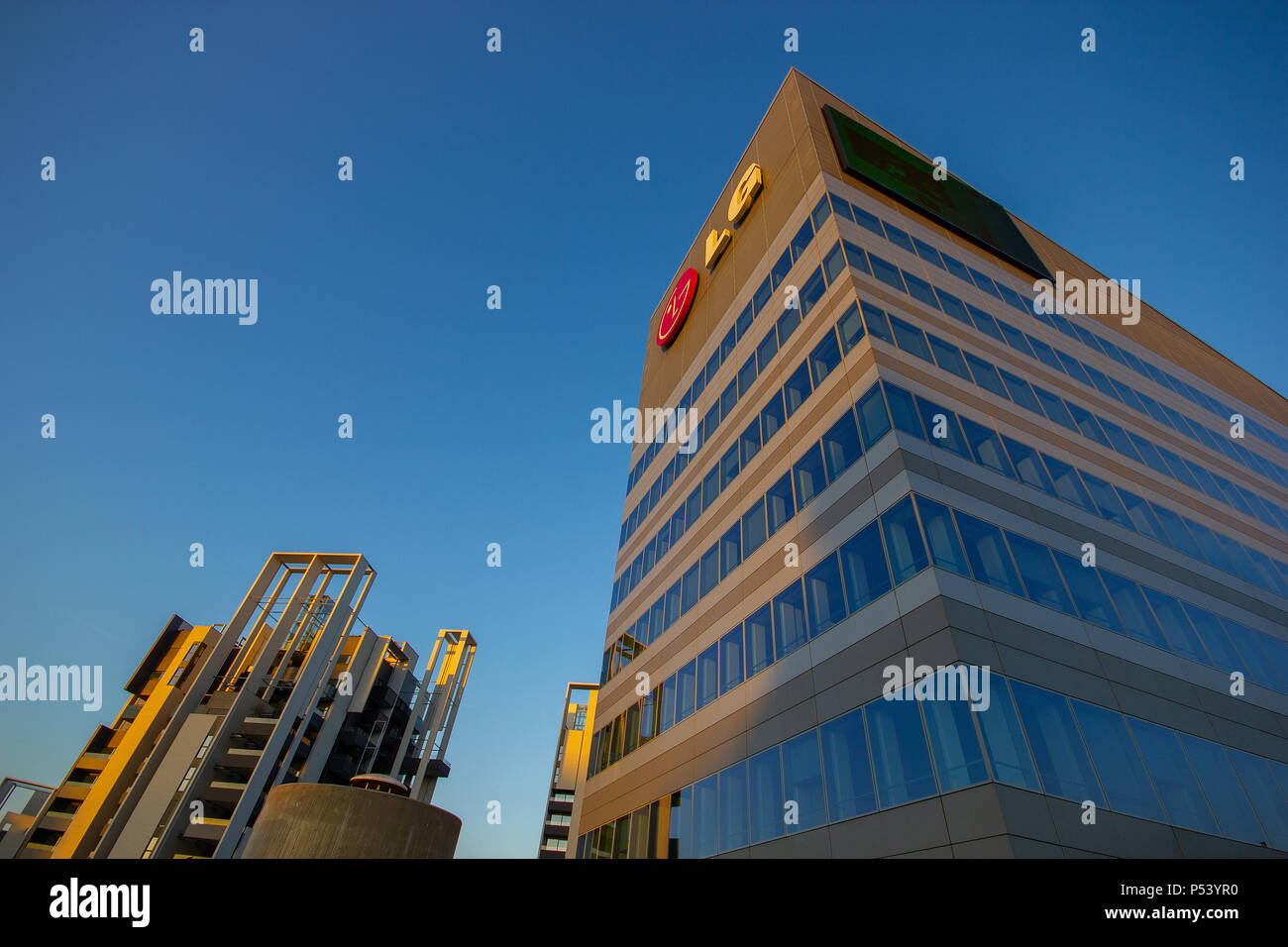 La LG edificio contro un luminoso cielo blu di Gino Valle Square, Milano, Italia Foto Stock