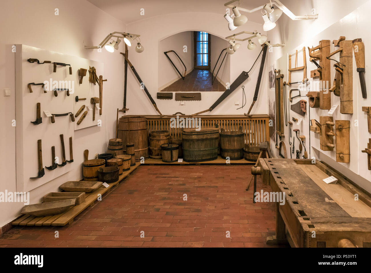 BYTOW, Polonia - 1 Giugno 2018: La collezione etnografica di cultura materiale nel museo del castello di Bytow. Foto Stock