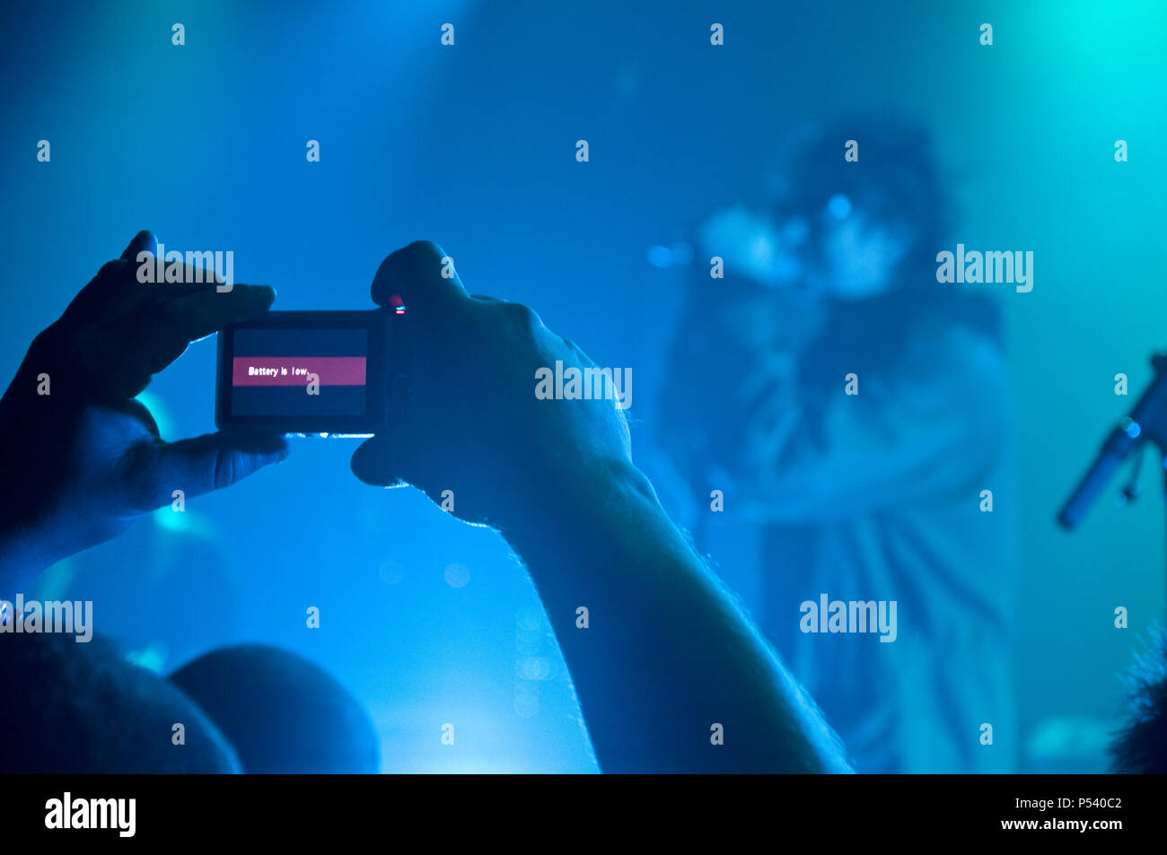 Mani tenendo una fotocamera con indicazione di batteria scarica sul concerto dal vivo di Echo & The Bunnymen in Tel Aviv Foto Stock