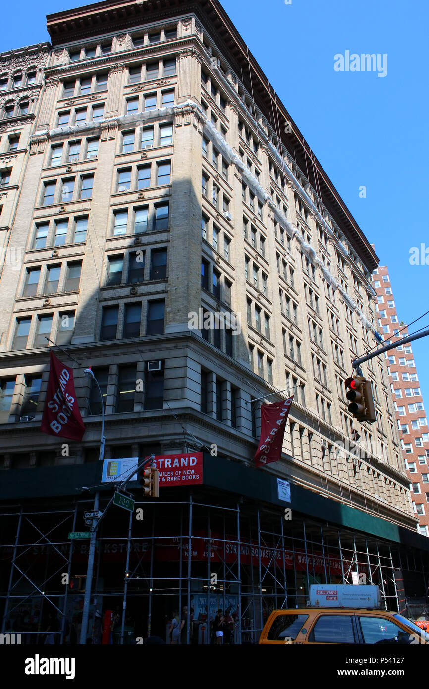 NEW YORK, NY - luglio 5: Strand Bookstore, noto per la sua '18 miglia di libri' uno slogan, è il New York è più ben noto bookstore indipendente. Manhattan o Foto Stock