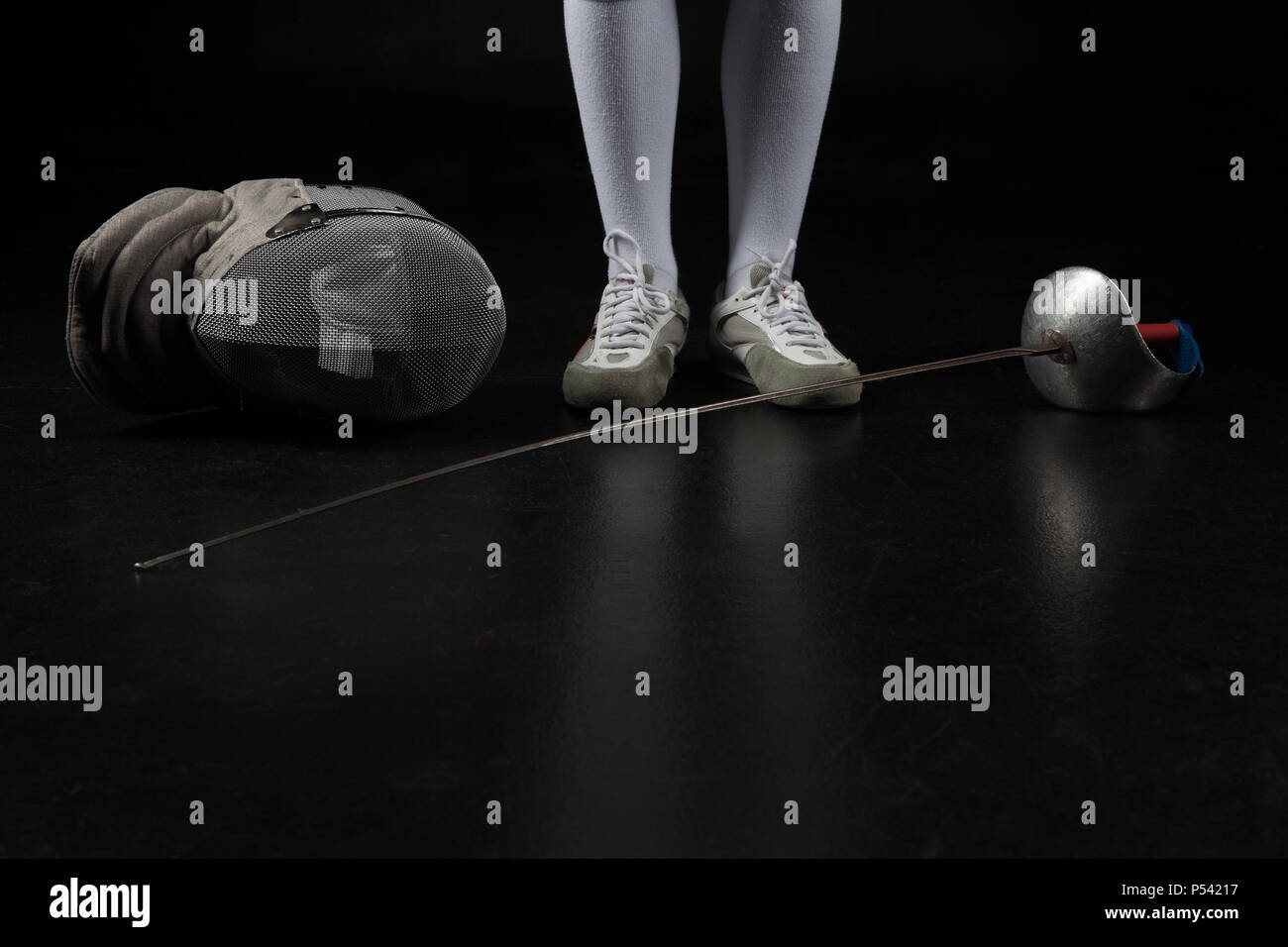 Ritratto di donna che indossa bianco costume di scherma la pratica con la spada. Foto Stock