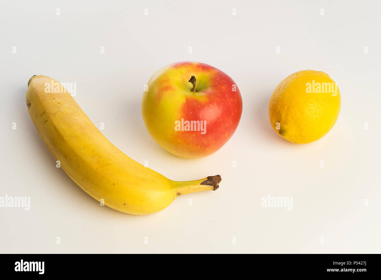 Organici di gustosa frutta fresca su sfondo bianco. Buon sano cibo crudo per il corpo. Frutta con grande proteine, minerali e vitamine. Giallo banana, l Foto Stock