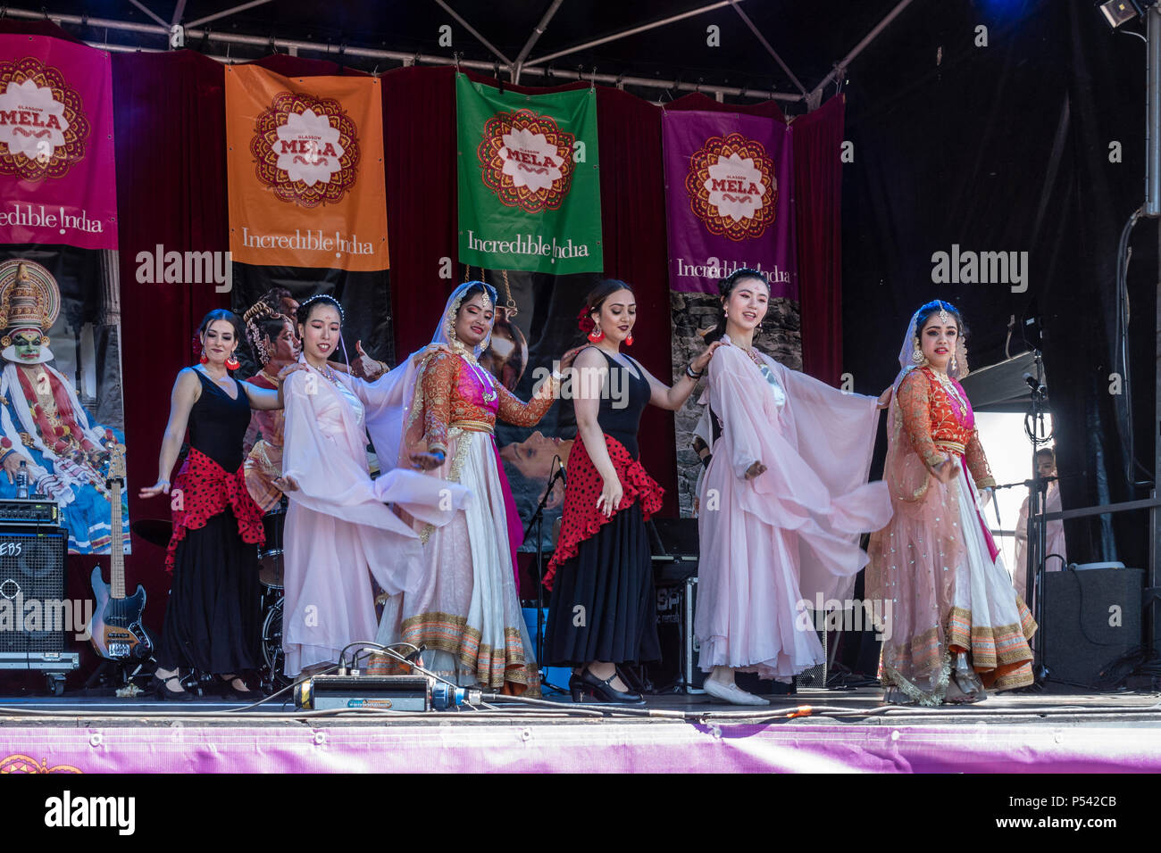 Un gruppo di ballerini dal Kathak, Cinese e tradizioni di Flamenco performng commissionato una danza di fusione, Treenava; Glasgow Mela, 2018 in Kelvingrov Foto Stock