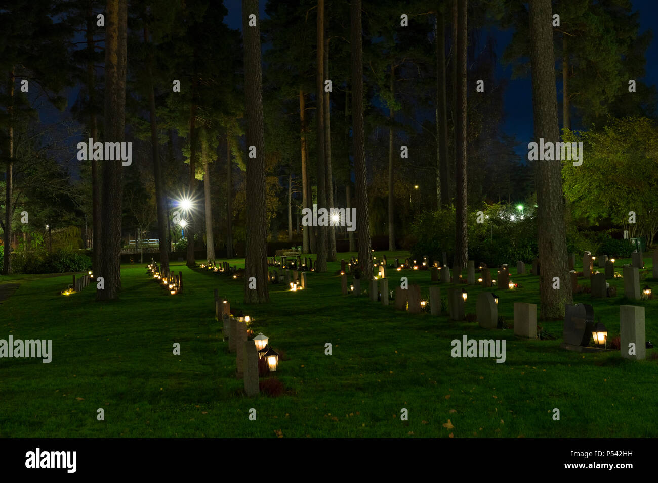 Skogskyrkogarden Katrineholm Svezia, 3 novembre 2017, tutti i santi serata presso il cimitero, bella la notte con una luce di candele accese in piccolo Foto Stock