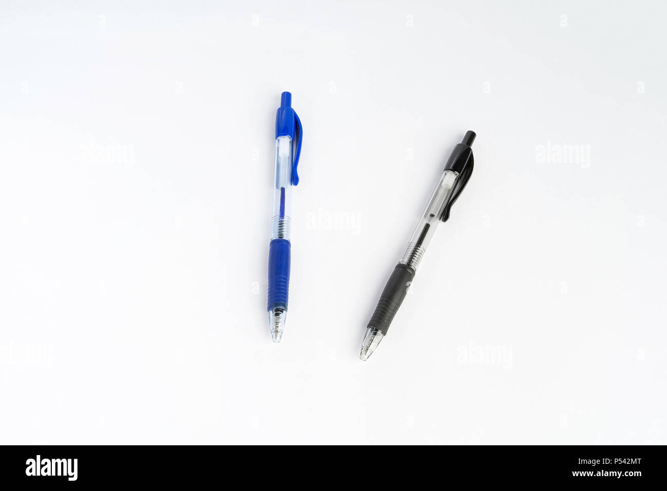 Blu e penna nera su sfondo bianco. Accessori per la scuola, lo studio e  l'istruzione. Matita per la digitazione ufficiale, elenco o note Foto stock  - Alamy