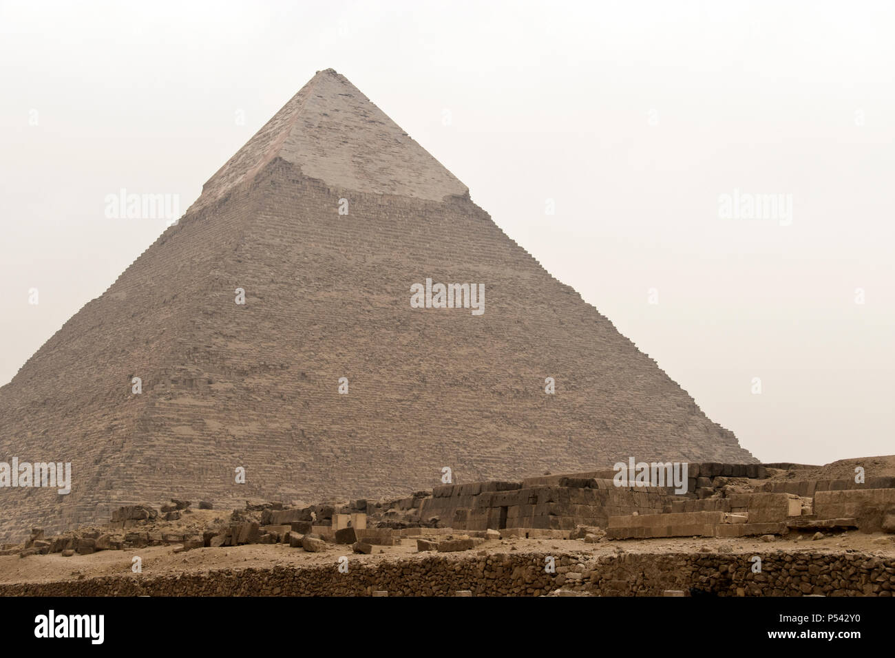 La piramide di Khafre (Chephren), il secondo più alto delle piramidi egiziane di Giza, e la tomba del faraone Khafre. Foto Stock