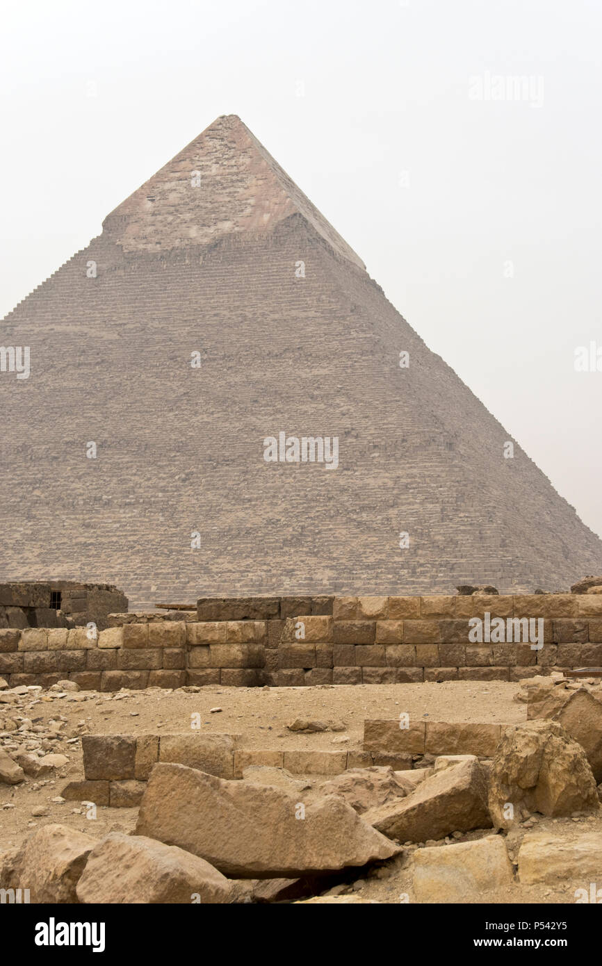 Involucro di calcare pietre ancora coprire la sommità della piramide di Khafre (Chephren), la seconda più grande delle piramidi egiziane di Giza. Foto Stock