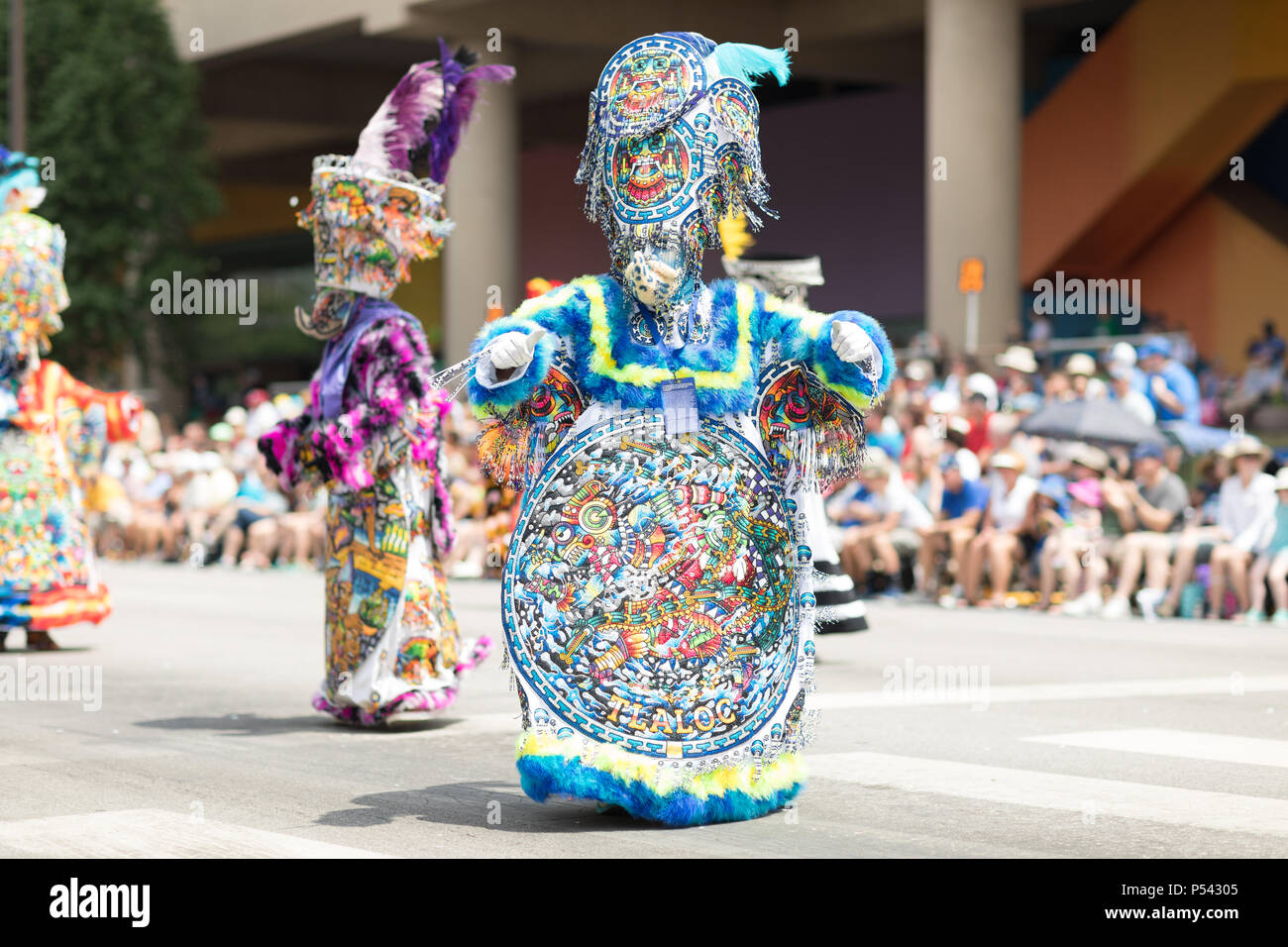 Indianapolis, Indiana, Stati Uniti d'America - 26 maggio 2018, i membri del messicano a tema il gruppo di ballo, balletto Folklorico Mosaicos, eseguire a Indy 500 Parade Foto Stock