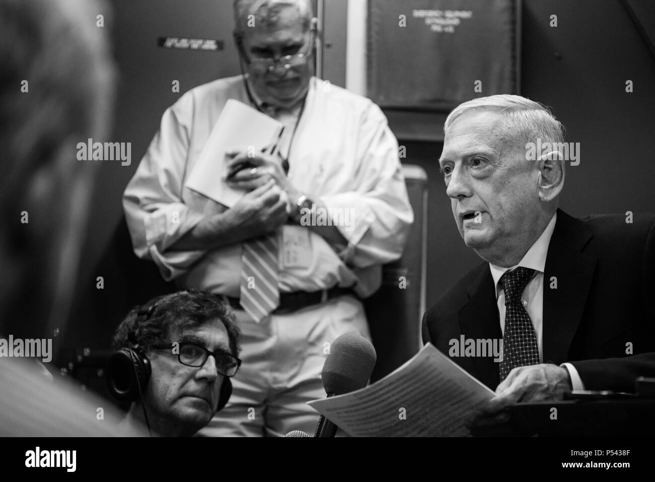 Stati Uniti Il Segretario della Difesa James N. Mattis parla ai giornalisti durante un volo da Andrews Air Force Base in Maryland in Alaska, 24 giugno 2018. Il senatore Dan Sullivan (R-AK), una maggioranza di Stati di il Comitato delle forze armate del senato, ha viaggiato con il Segretario Mattis per il volo in Alaska. (DoD foto di esercito Sgt. Ambra I. Smith) Foto Stock