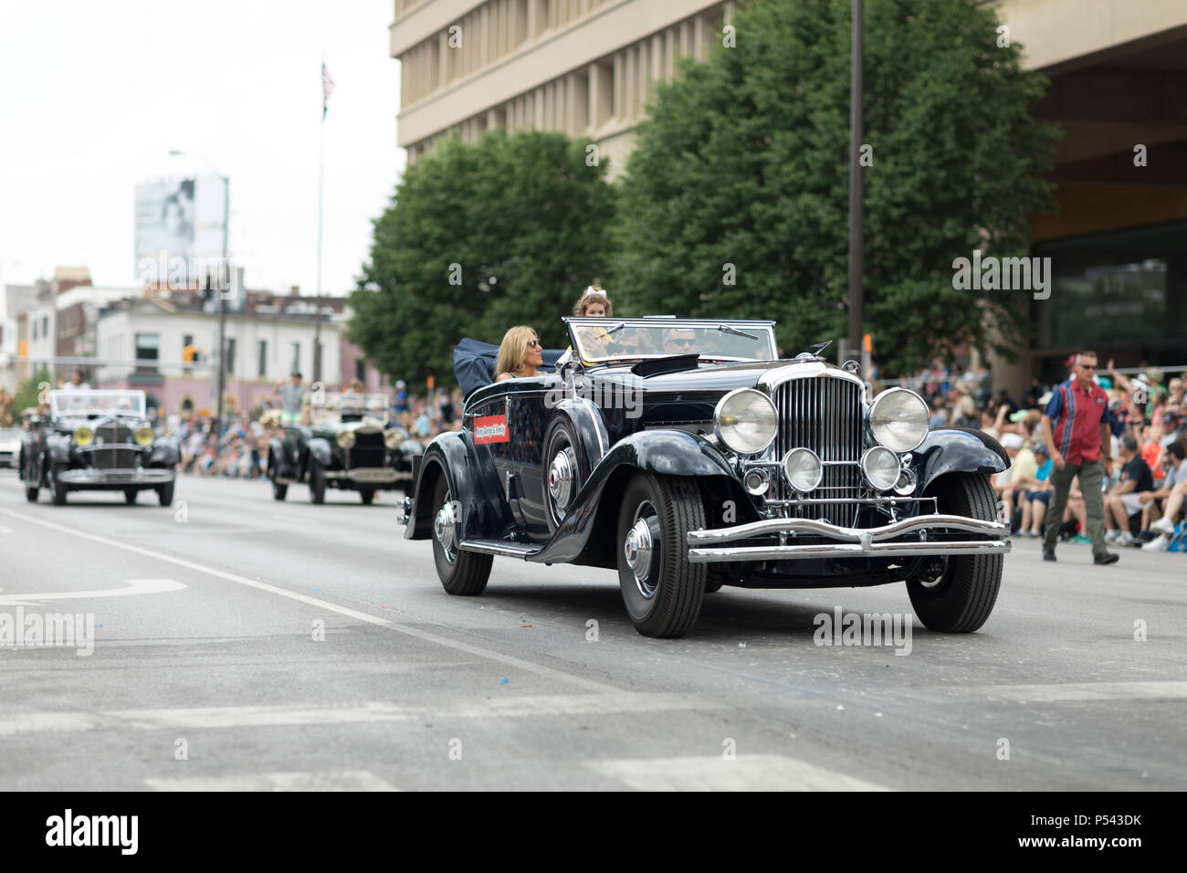 Indianapolis, Indiana, Stati Uniti d'America - 26 maggio 2018, un gruppo di oggetti collezionabili Classic Cars andare giù per la strada a Indy 500 Parade Foto Stock