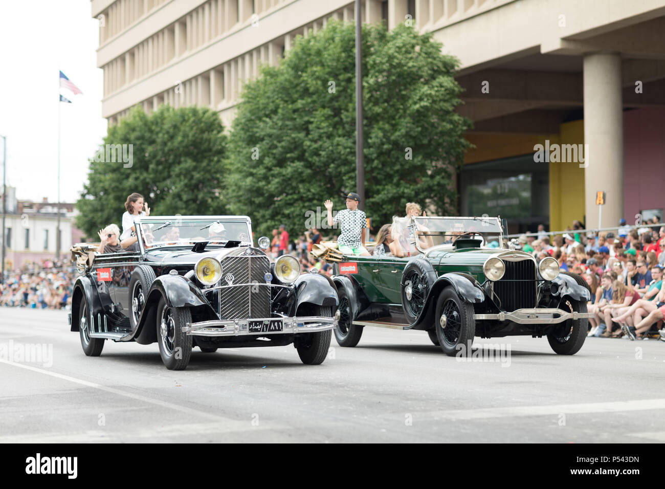 Indianapolis, Indiana, Stati Uniti d'America - 26 maggio 2018, un gruppo di oggetti collezionabili Classic Cars andare giù per la strada a Indy 500 Parade Foto Stock