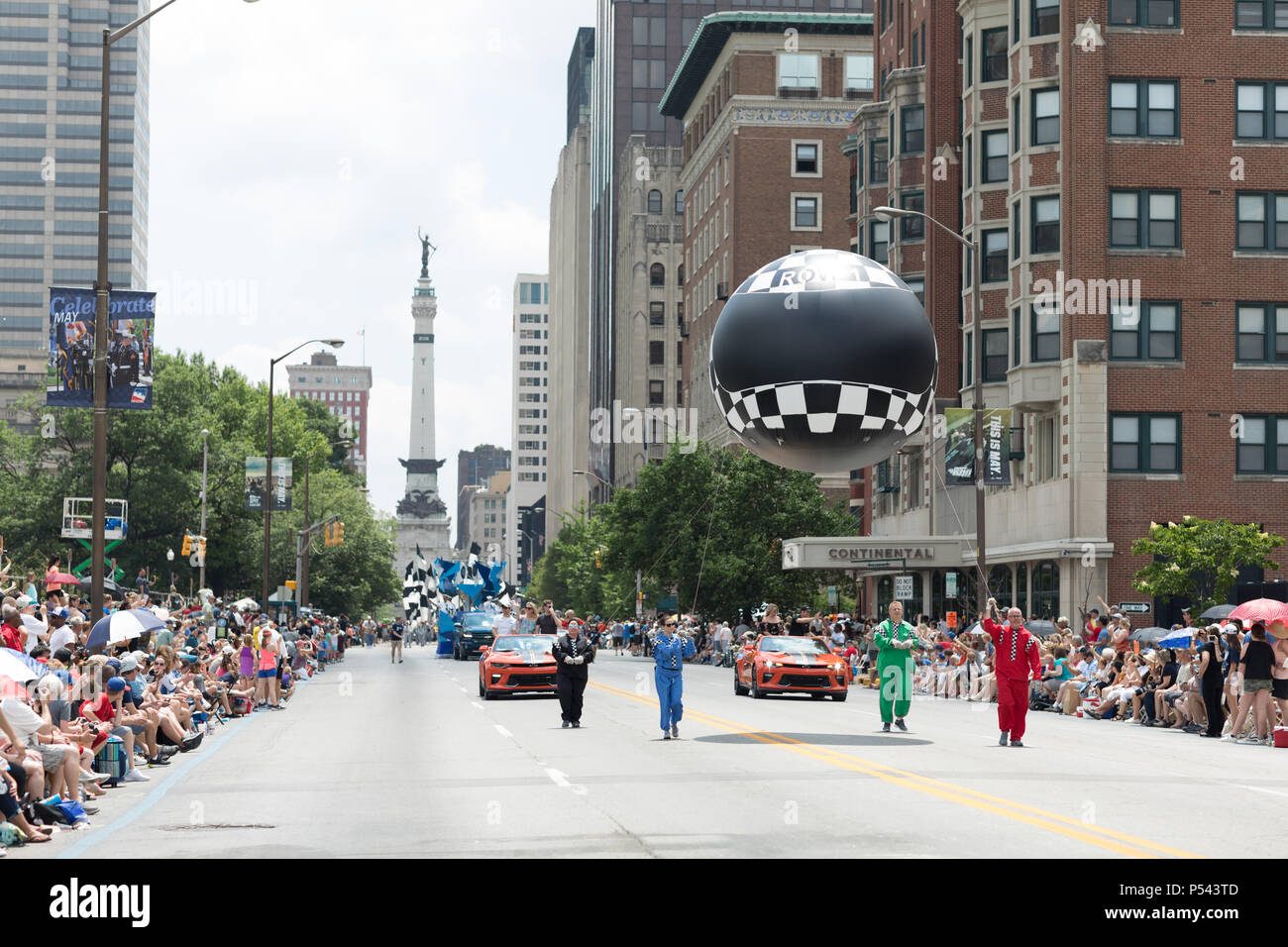 Indianapolis, Indiana, Stati Uniti d'America - 26 maggio 2018, vista di North Meridian Street verso i soldati e marinai monumento durante il Indy 500 Parade Foto Stock