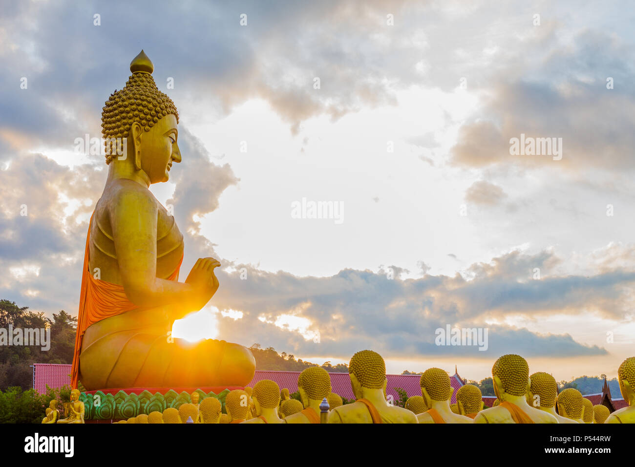 Il golden grande statua del Buddha tra un sacco di piccole statue di Buddha in Makha Bucha buddista parco memoriale a Nakornnayok provincia. Foto Stock