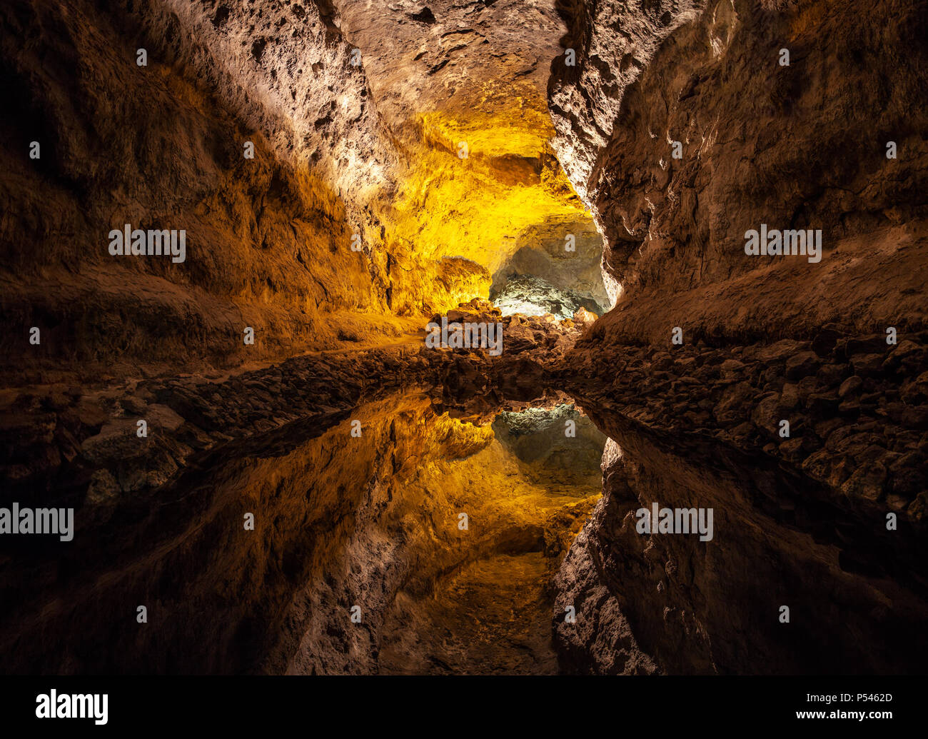 La riflessione di acqua provoca illusione ottica in Cueva de los Verdes, naturali di origine vulcanica Cave‎ sull isola di Lanzarote, Spagna. wonderland concept Foto Stock