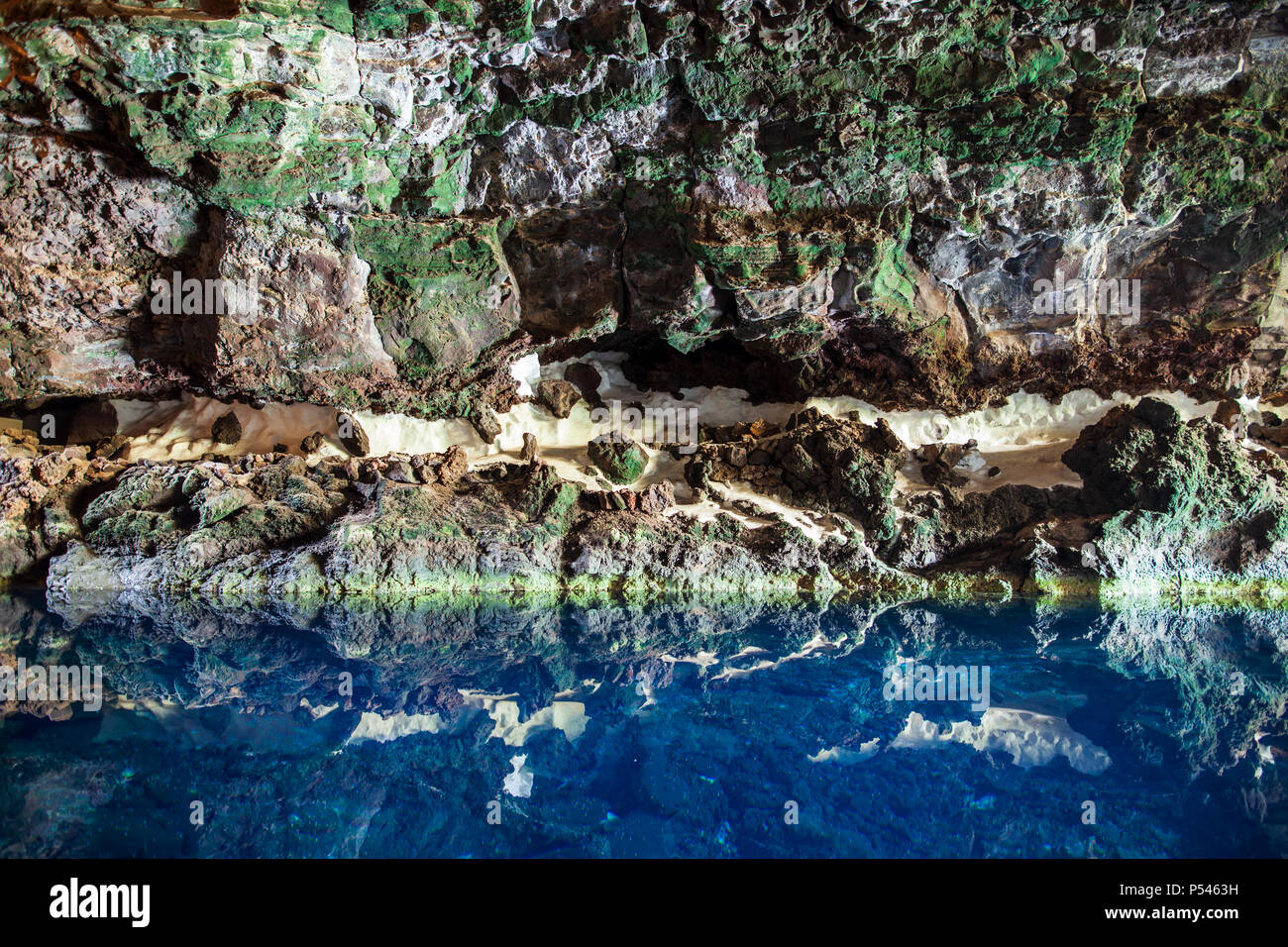 Incredibile Salt Lake in Jameos del Agua grotta, Lanzarote, Isole Canarie, Spagna. La natura dello sfondo. Destinazione di viaggio Foto Stock