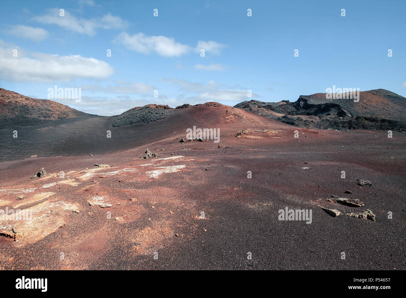 Unici paesaggi vulcanici del Parco Nazionale di Timanfaya, Lanzarote, Isole Canarie. La natura dello sfondo. Rosso e nero montagne vulcaniche. Foto Stock