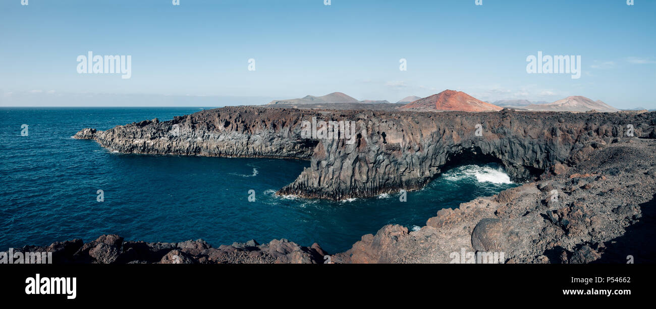 Panorama del paesaggio unico della lava grotte Los Hervideros e oceano nell'isola di Lanzarote. Spiaggia vulcanica. La natura dello sfondo. Isole Canarie. Spagna Foto Stock