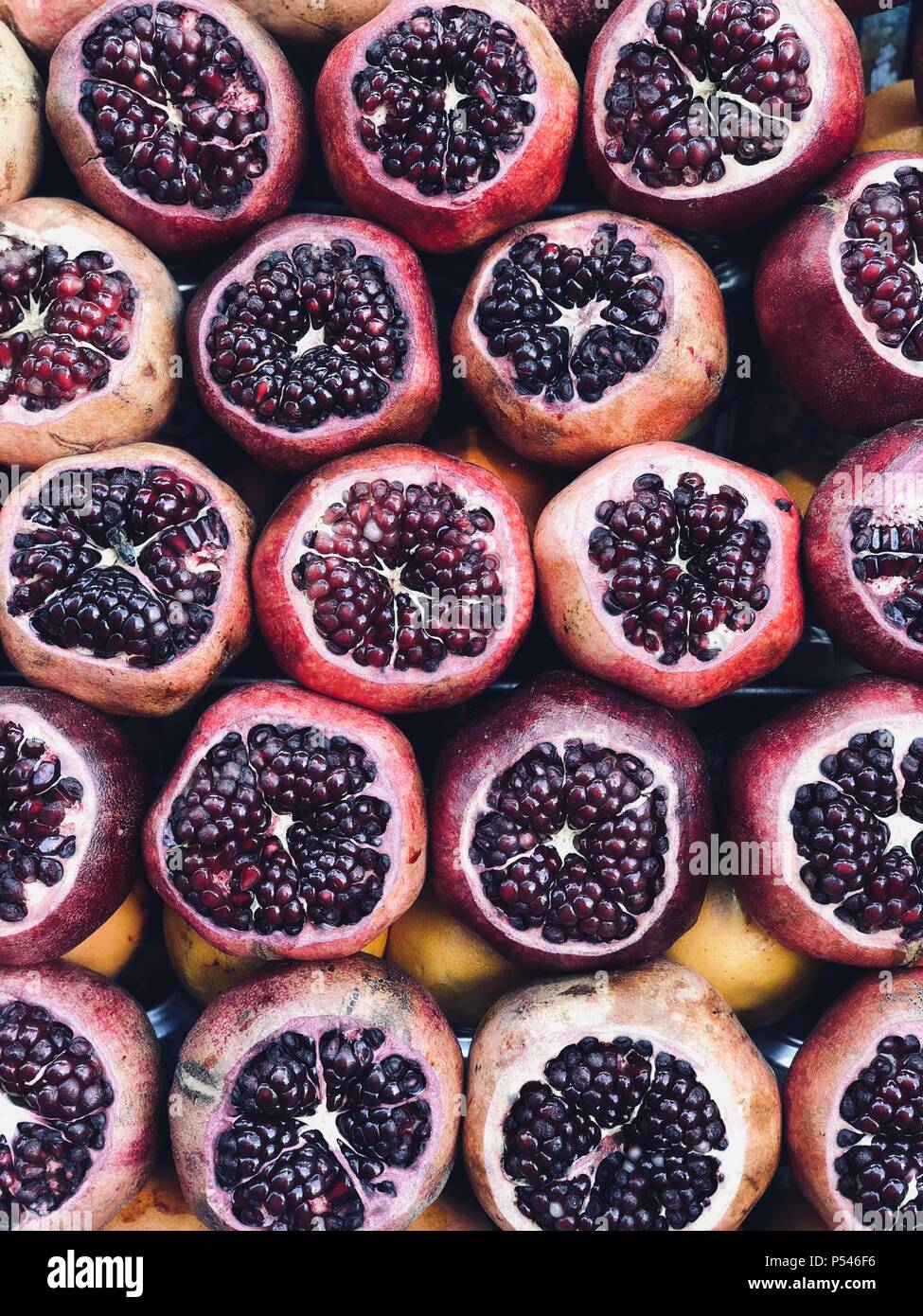 Melagrane per la produzione di succhi di frutta freschi Foto Stock
