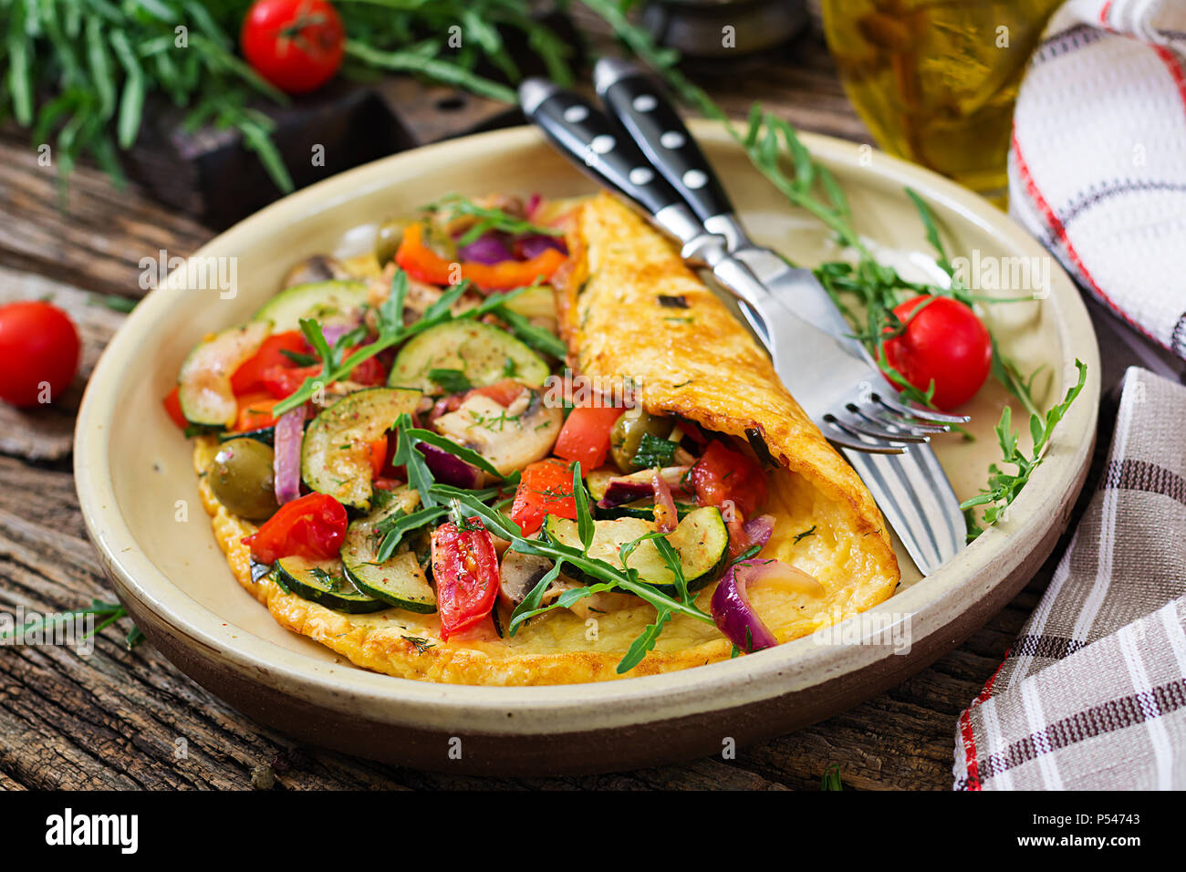 Frittata con pomodori, zucchine e funghi. La frittata prima colazione. Cibo sano. Foto Stock