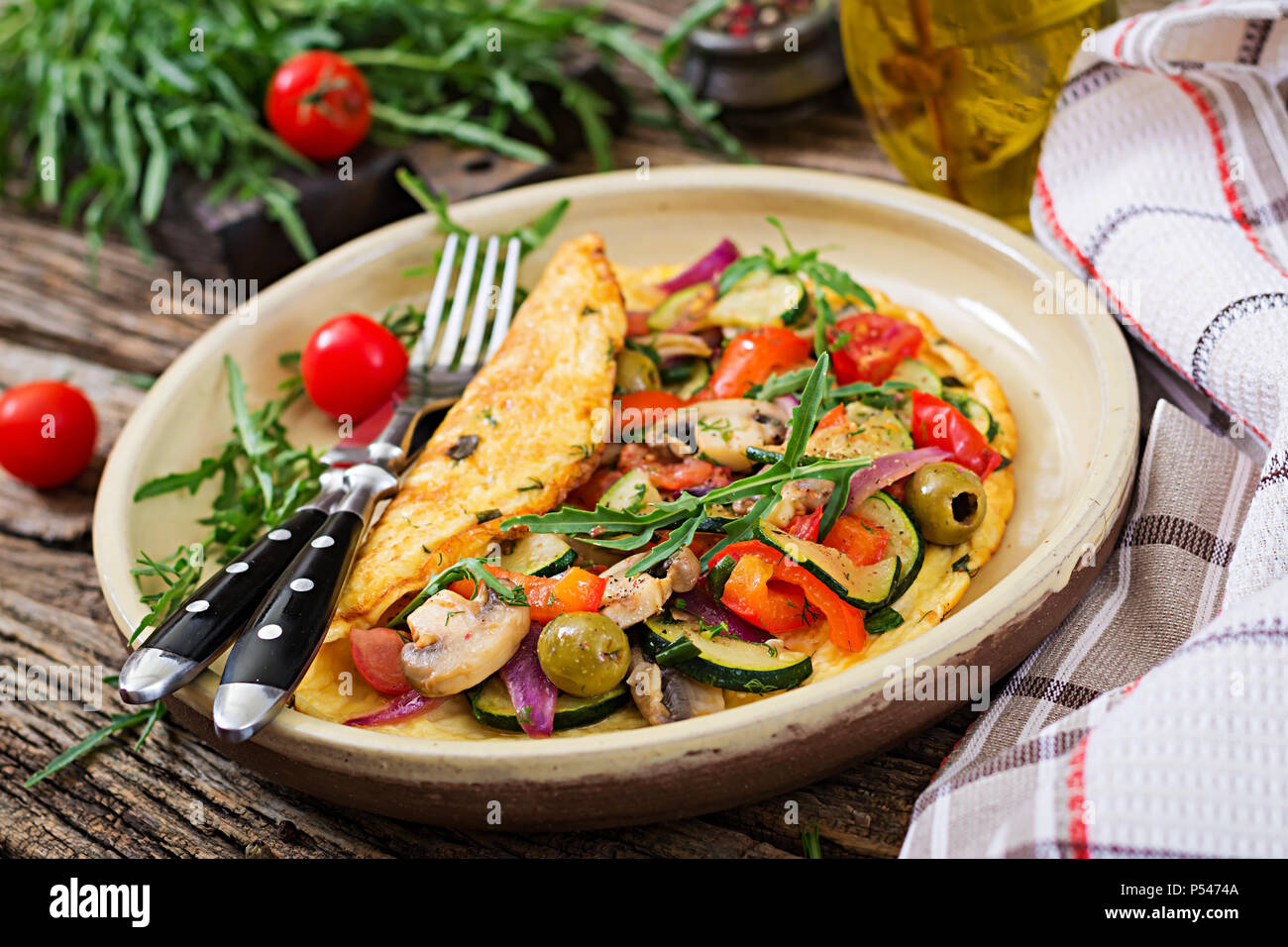 Frittata con pomodori, zucchine e funghi. La frittata prima colazione. Cibo sano. Foto Stock