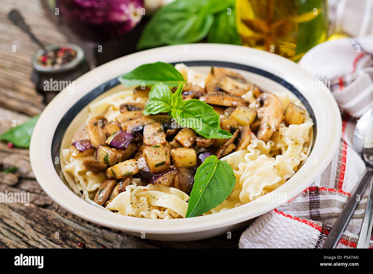 Pasta Vegetariana con funghi e melanzane, melanzane. Il cibo italiano. Pasto vegano. Foto Stock