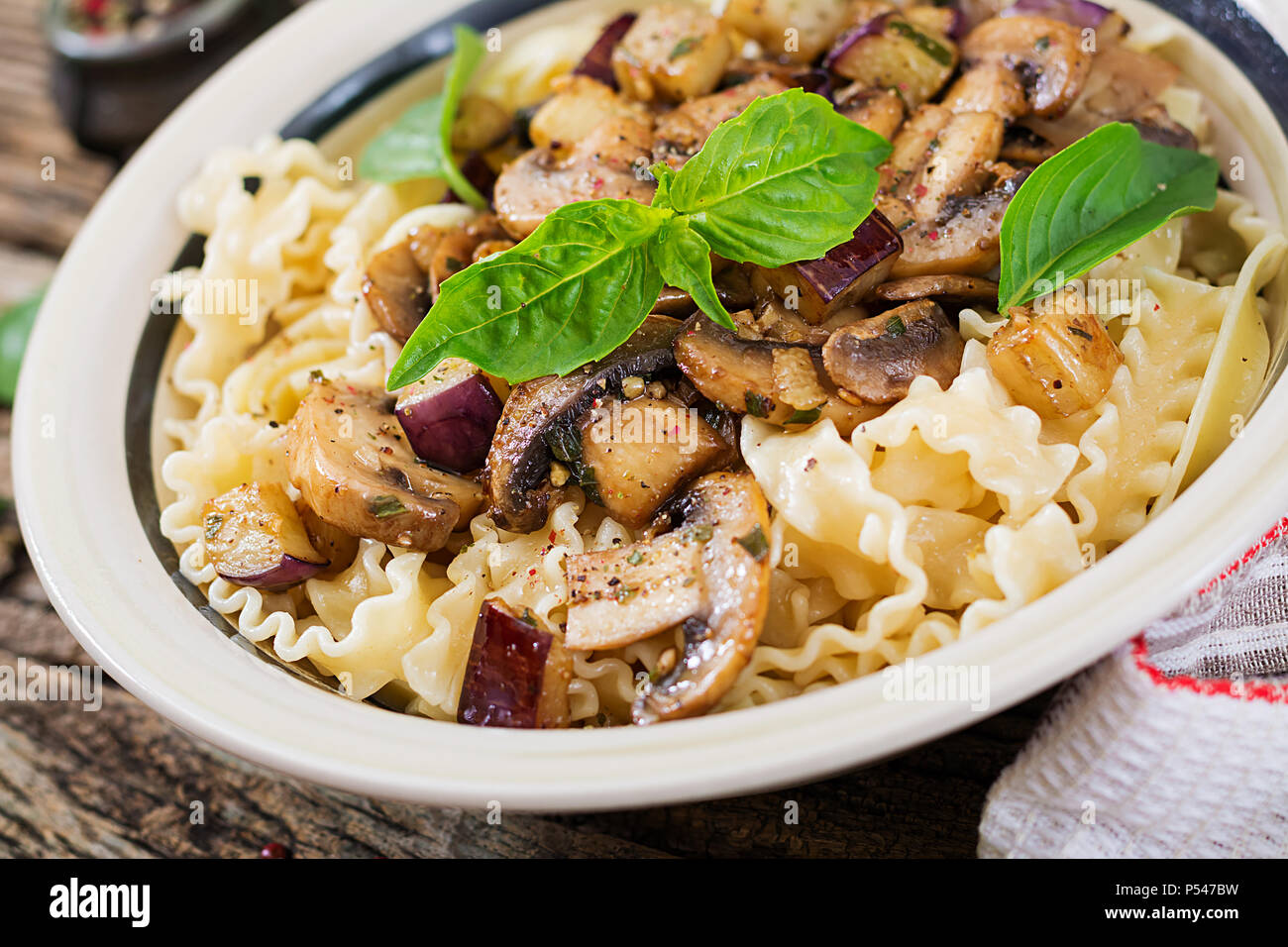 Pasta Vegetariana con funghi e melanzane, melanzane. Il cibo italiano. Pasto vegano. Foto Stock