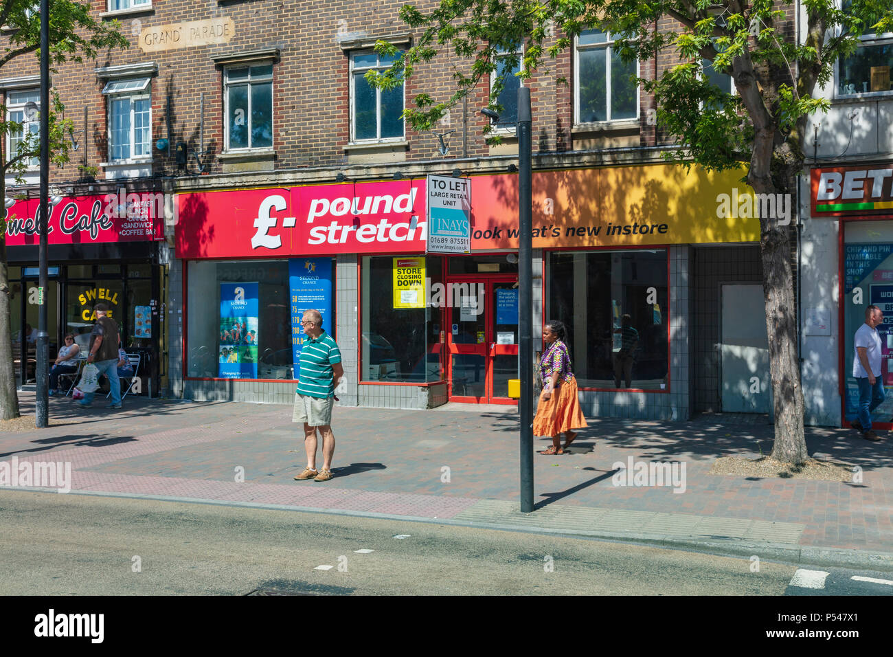 Orpington High Street, molto occupato con gli acquirenti che visita la grande varietà di negozi, vi sono diversi negozi chiusura e svuotare i negozi a lasciare. Londra, Regno Unito Foto Stock