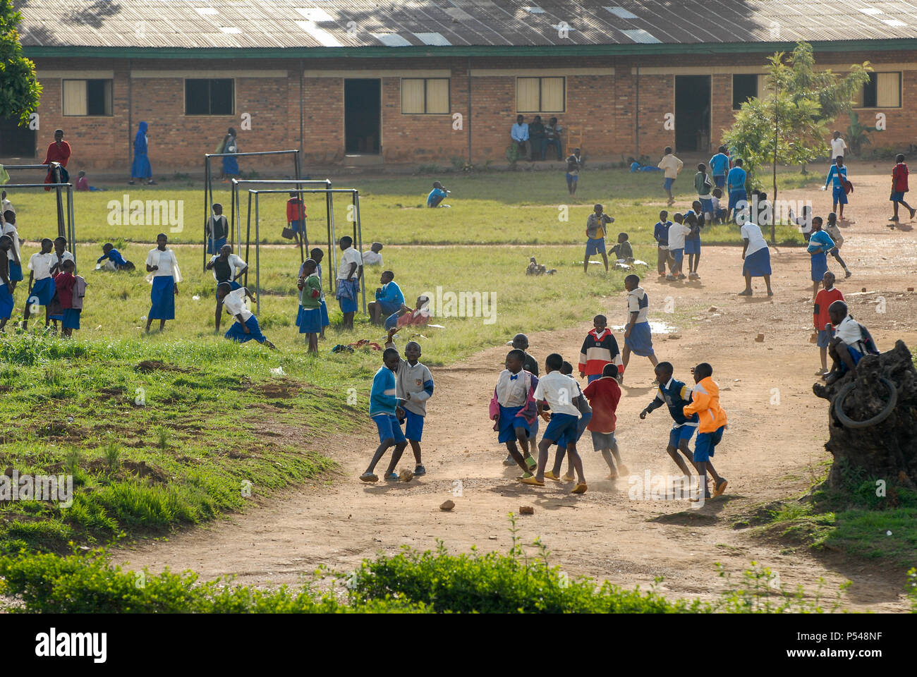 Ruanda Byumba, giocare i bambini a scuola cantiere / Ruanda Byumba, Kinder spielen auf einem Schulhof Foto Stock