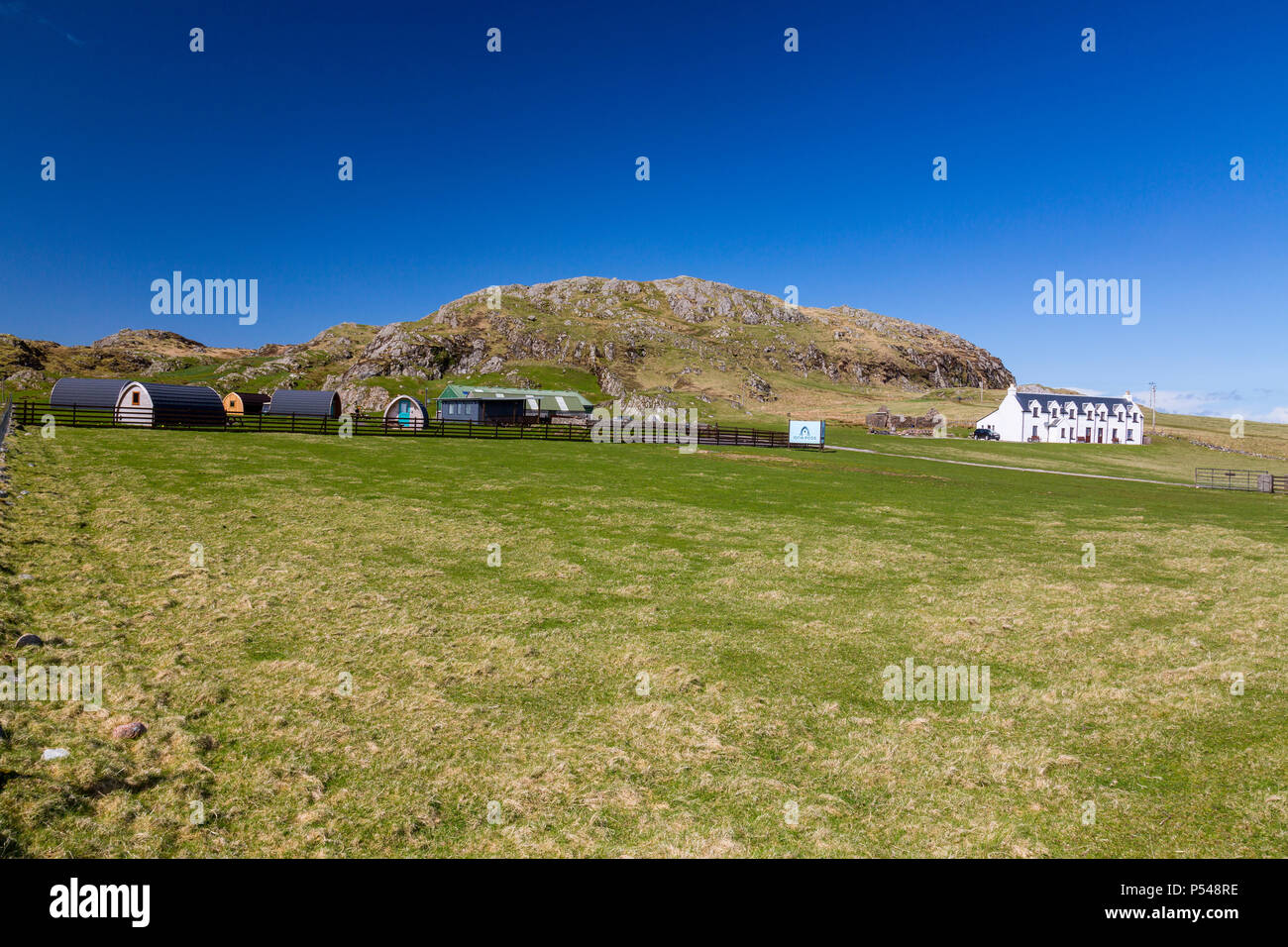 Un cluster di vacanza "cialde' ai piedi di Dun I (101m) è il punto più alto dell'isola delle Ebridi di Iona, Argyll and Bute, Scotland, Regno Unito Foto Stock