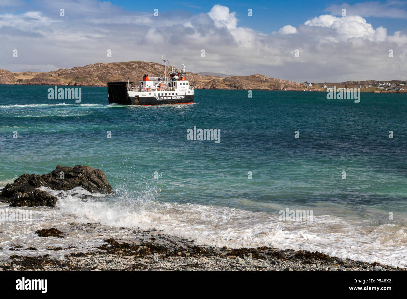 Il 'Loch Buie' ferry in rotta per Fionnphort Mull dall'isola delle Ebridi di Iona, Argyll and Bute, Scotland, Regno Unito Foto Stock