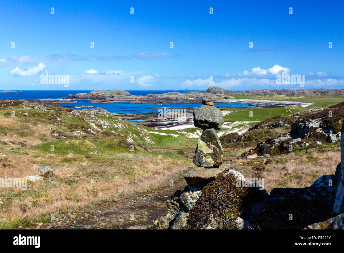 Un patrimonio artistico di disposizione delle pietre di bilanciamento al lato di una via nel mezzo dell'isola delle Ebridi di Iona, Argyll and Bute, Scotland, Regno Unito Foto Stock