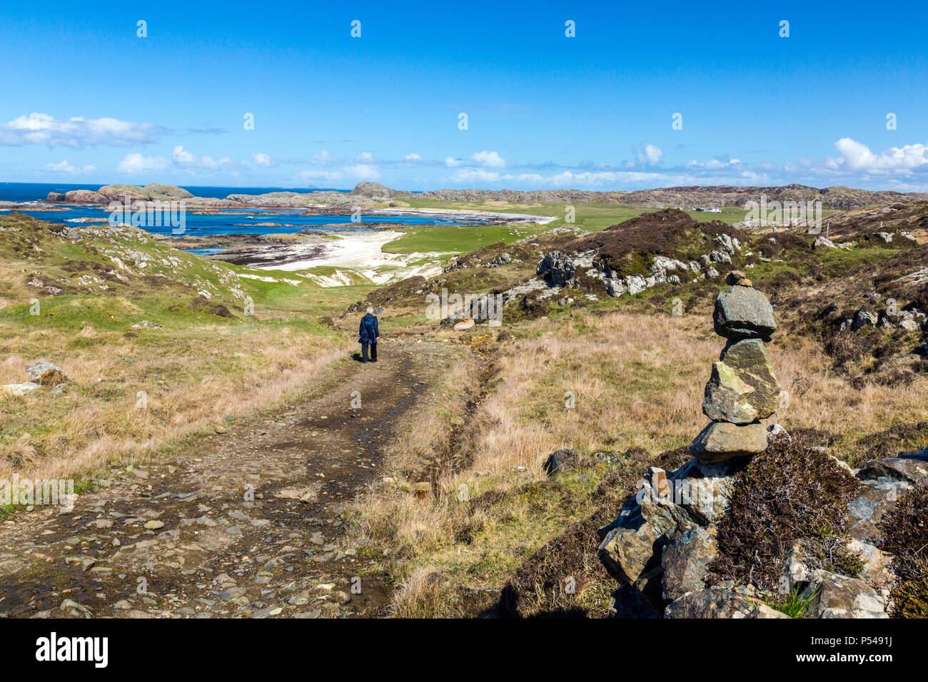 Un patrimonio artistico di disposizione delle pietre di bilanciamento al lato di una via nel mezzo dell'isola delle Ebridi di Iona, Argyll and Bute, Scotland, Regno Unito Foto Stock