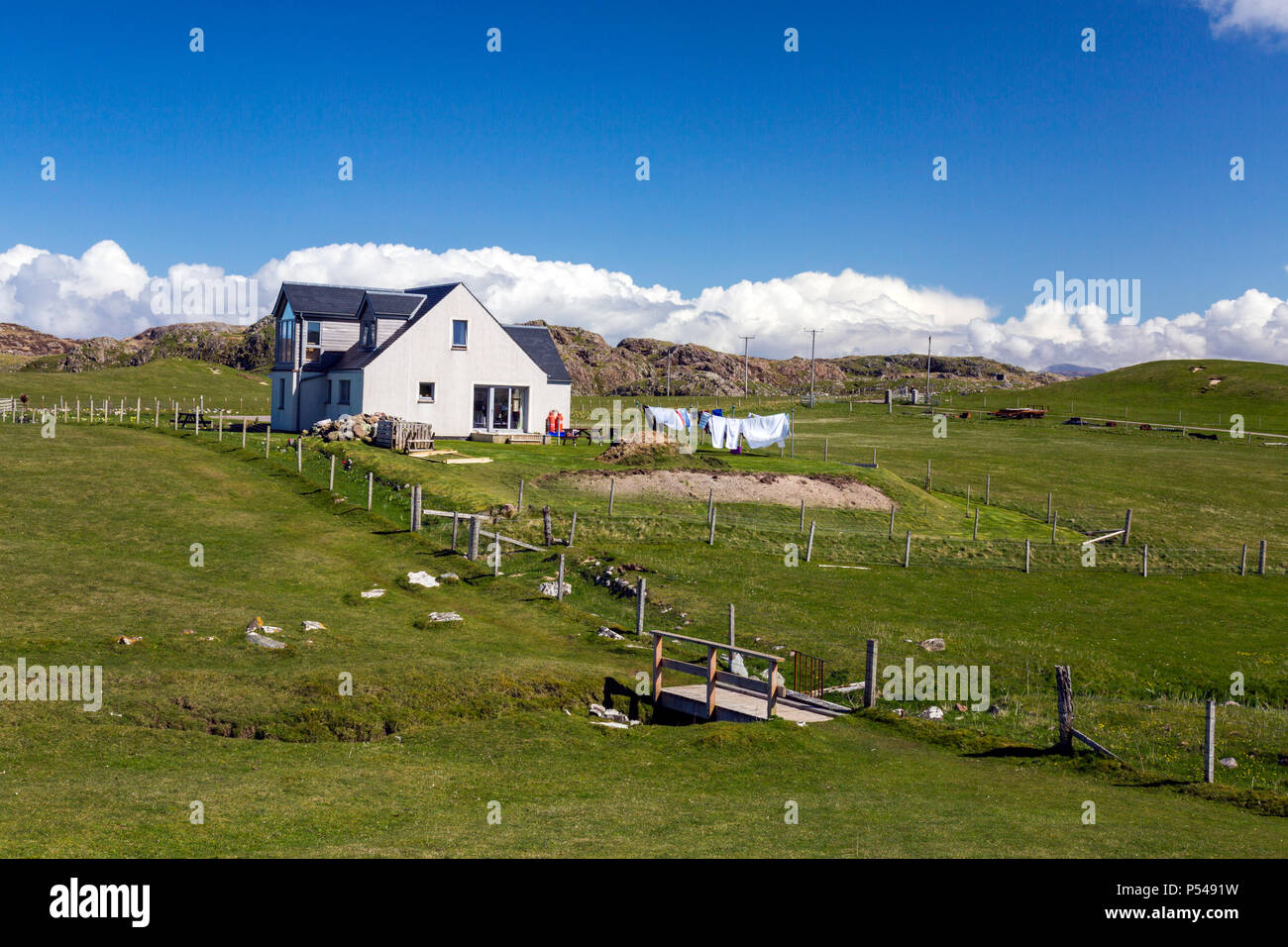 Un moderno eco-friendly house con lavaggio asciugatura su una linea sull'isola delle Ebridi di Iona, Argyll and Bute, Scotland, Regno Unito Foto Stock