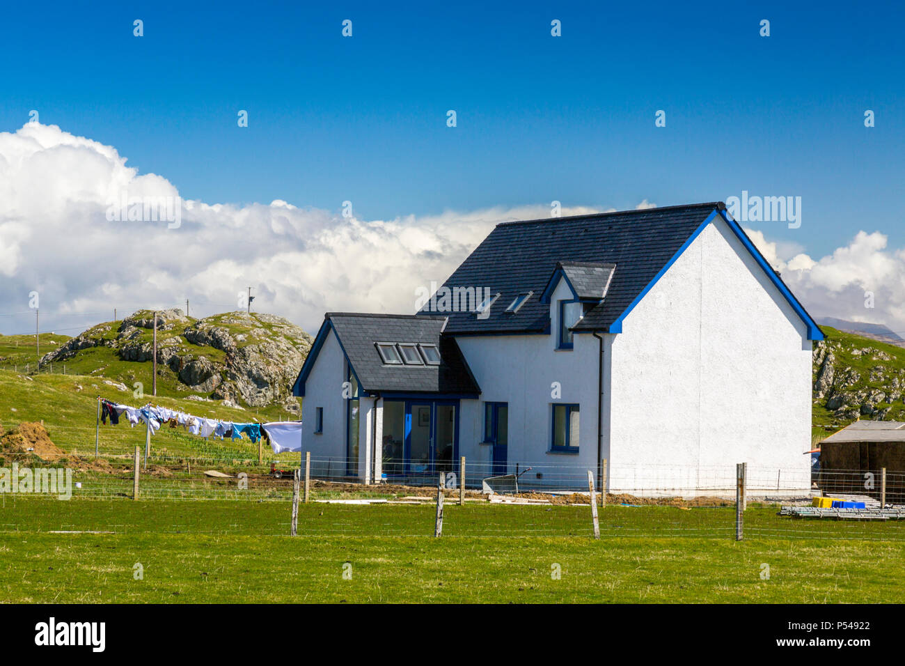 Un moderno eco-friendly house con lavaggio asciugatura su una linea sull'isola delle Ebridi di Iona, Argyll and Bute, Scotland, Regno Unito Foto Stock