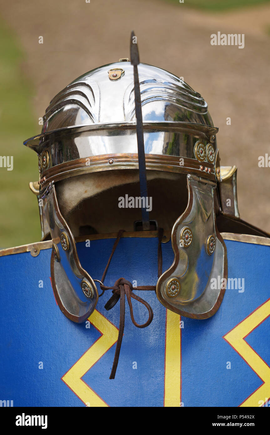 Un legionari romani casco appeso sopra di lancia e di scudo. Foto Stock
