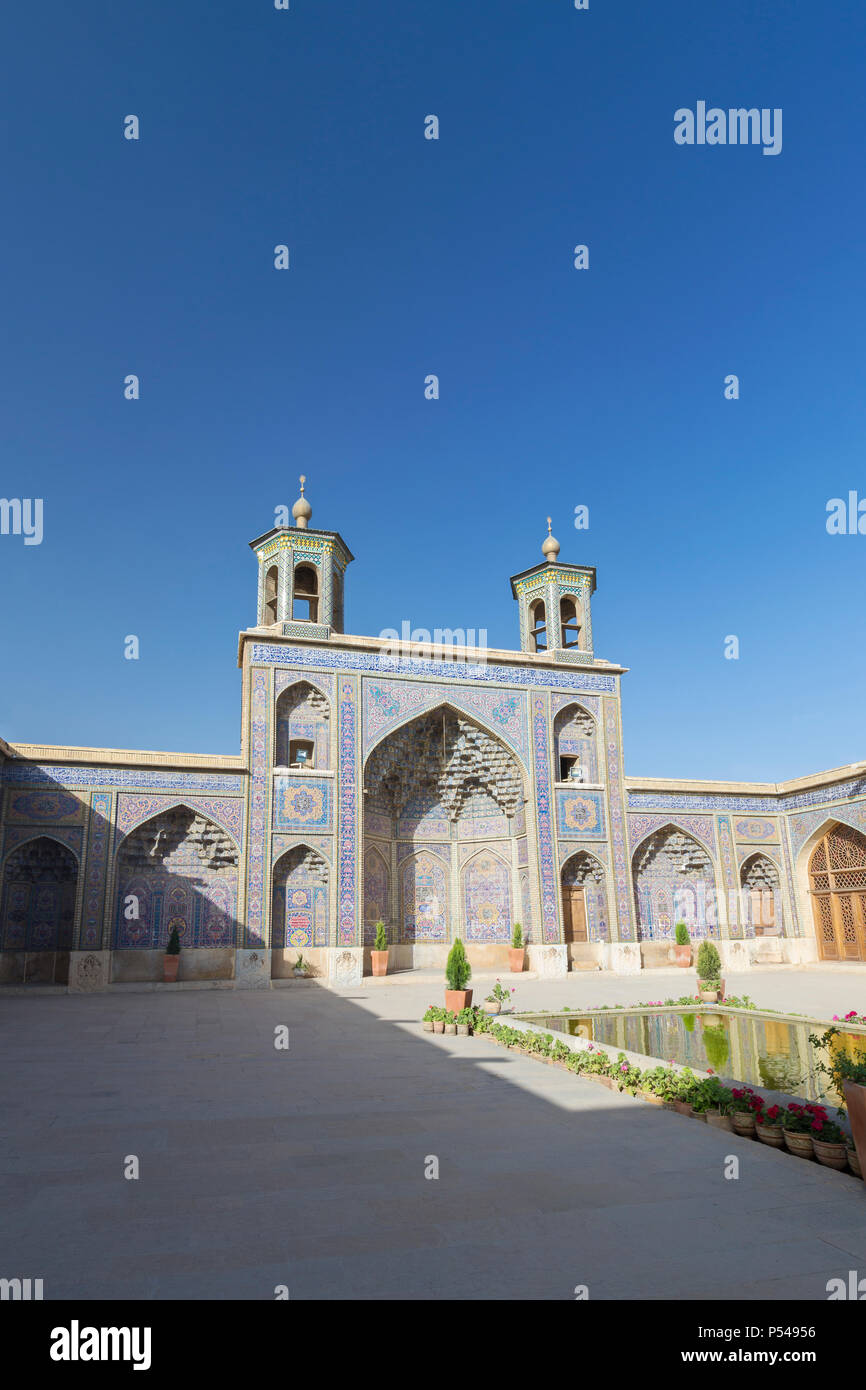 Cortile interno, Masjed-e Nasir al-Molk, noto anche come la moschea di rosa, Shiraz, Iran Foto Stock