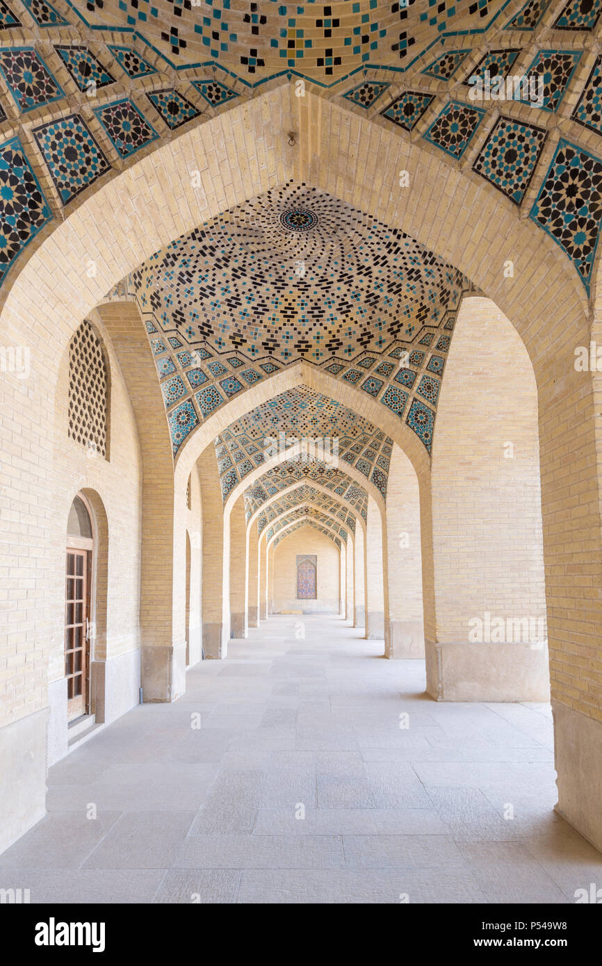 Masjed-e Nasir al-Molk, noto anche come la moschea di rosa, Shiraz, Iran Foto Stock