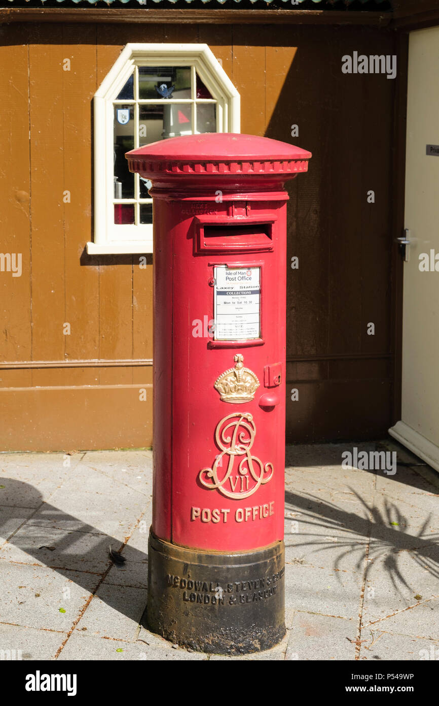 Vecchio Edward VII post box al di fuori ufficio booking alla stazione. Laxey, Isola di Man e Isole britanniche Foto Stock