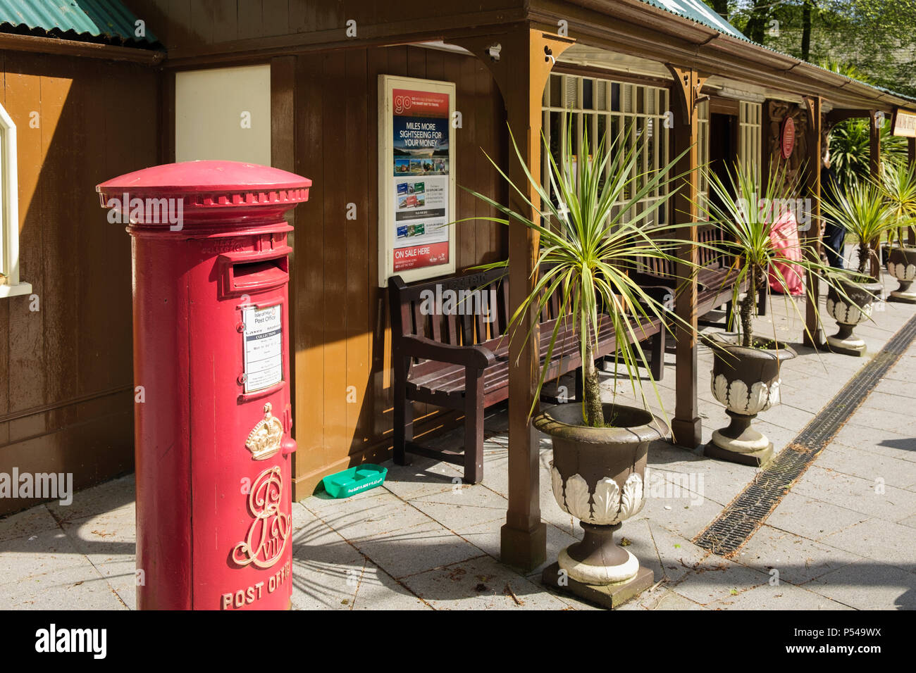 Vecchio Edward VII casella di posta al di fuori del bar e della stazione ufficio prenotazioni. Laxey, Isola di Man e Isole britanniche Foto Stock