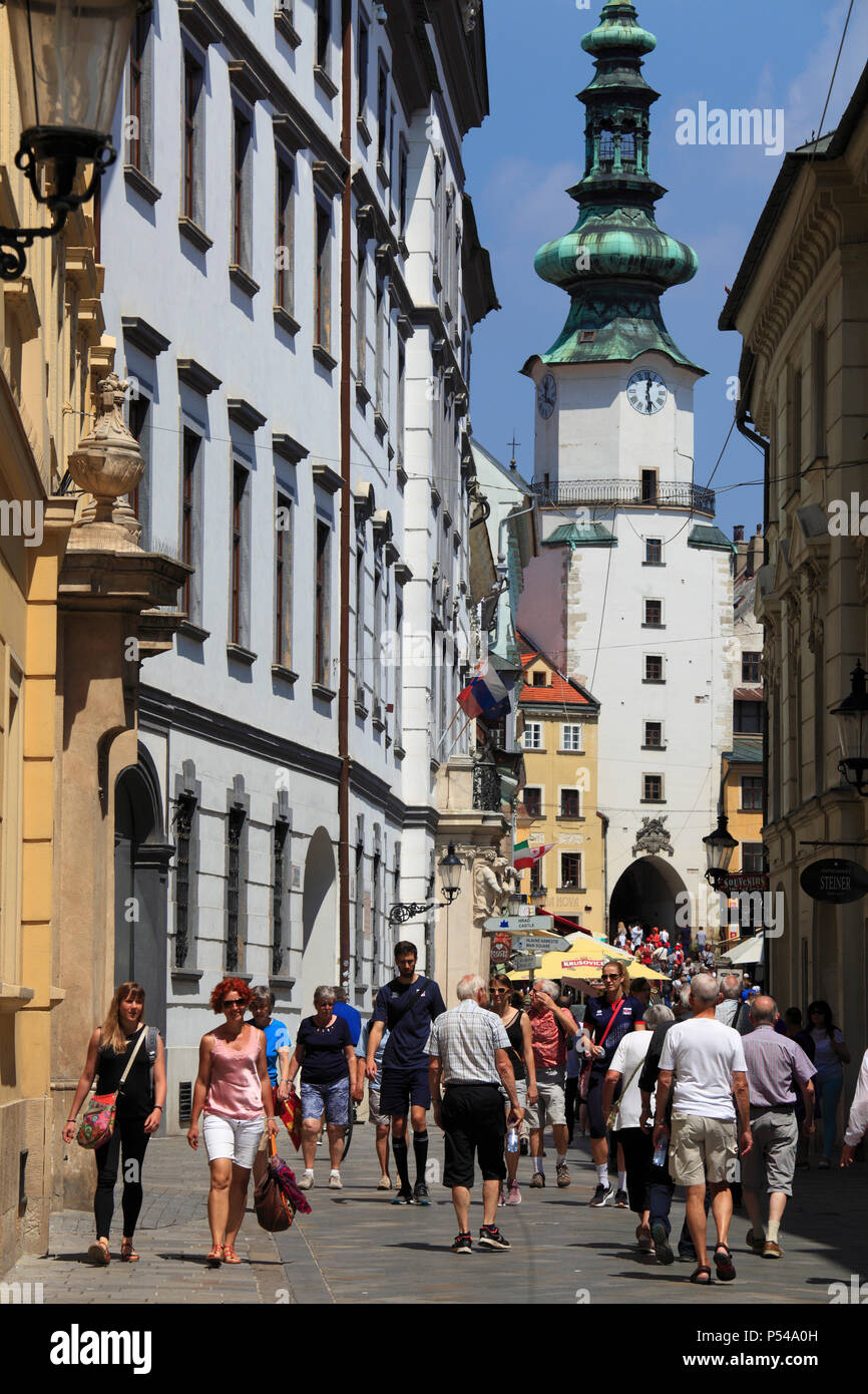 La Slovacchia, Bratislava, Michael's Tower, scene di strada, persone Foto Stock