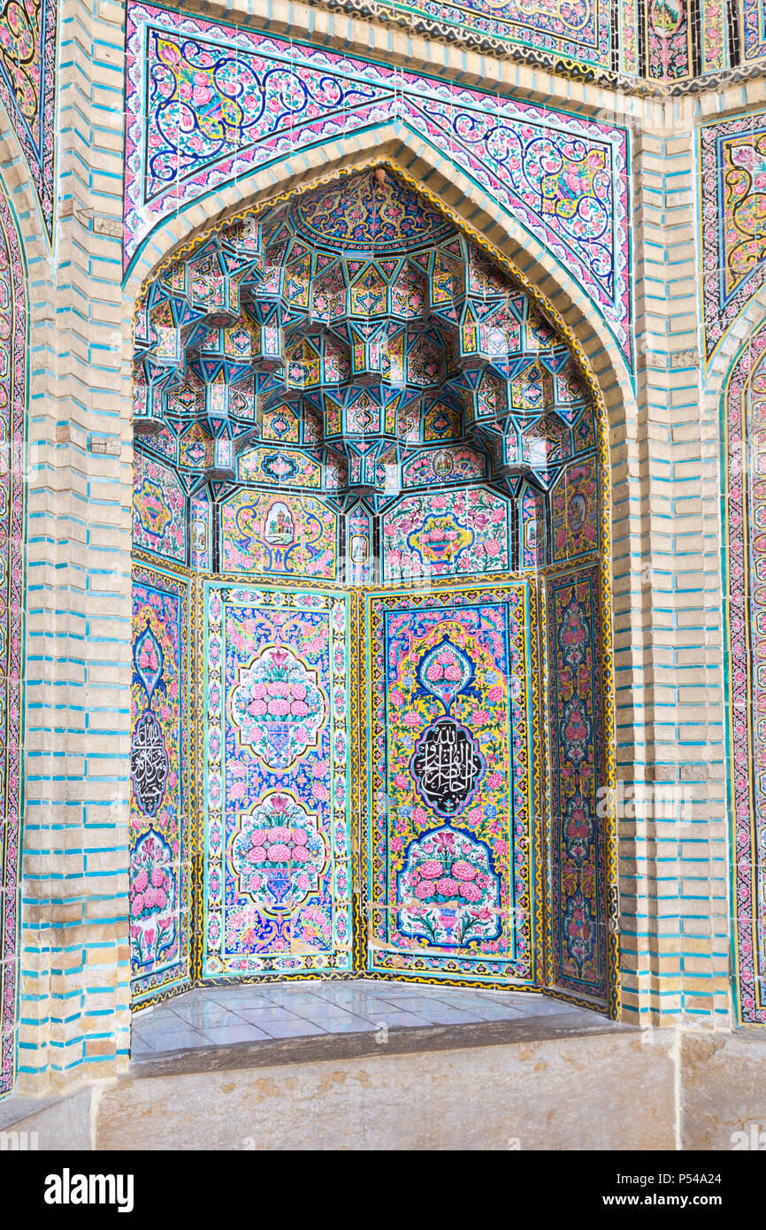 Masjed-e Nasir al-Molk, noto anche come la moschea di rosa, Shiraz, Iran Foto Stock