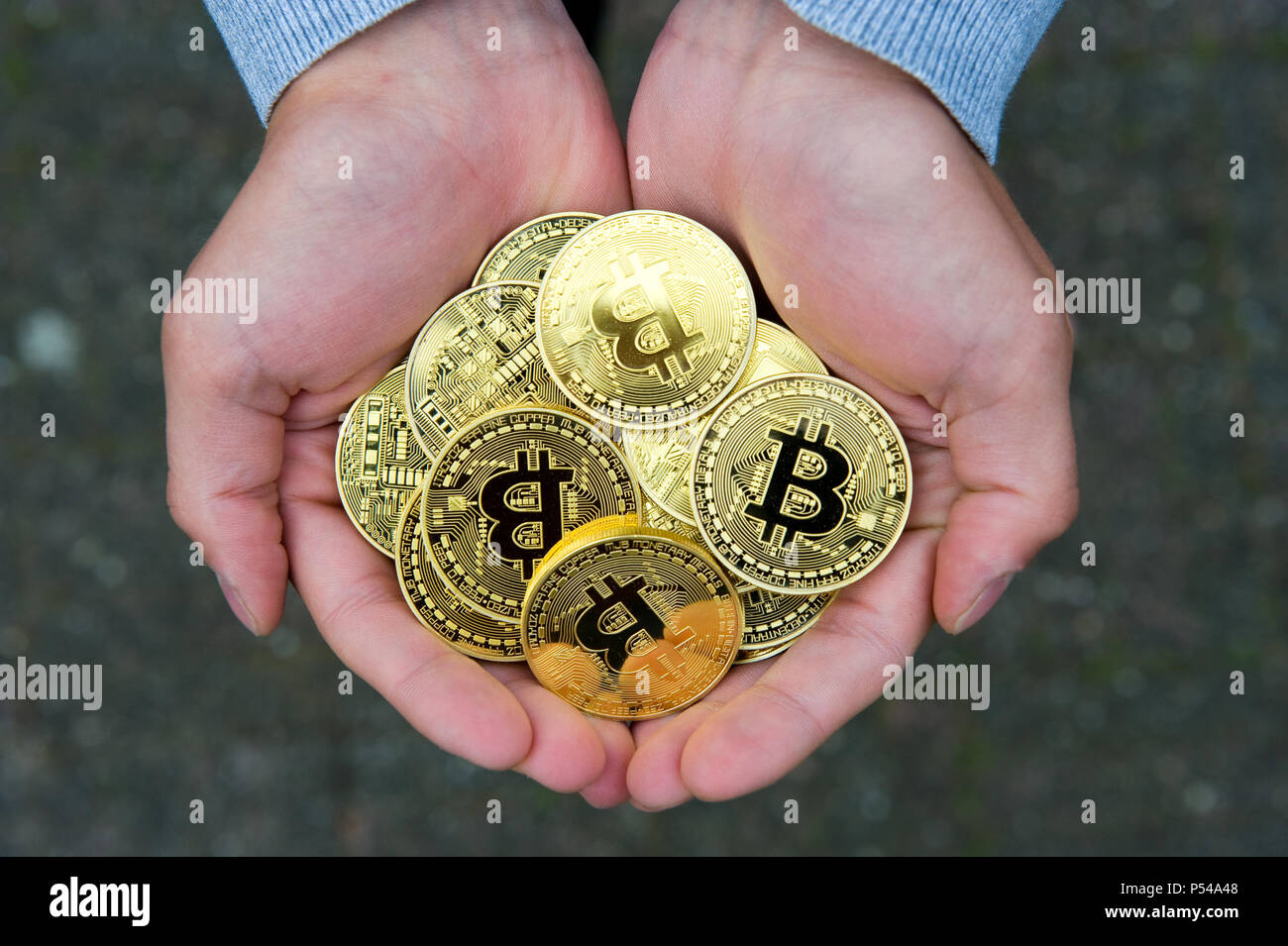 Una manciata di bitcoins Foto Stock