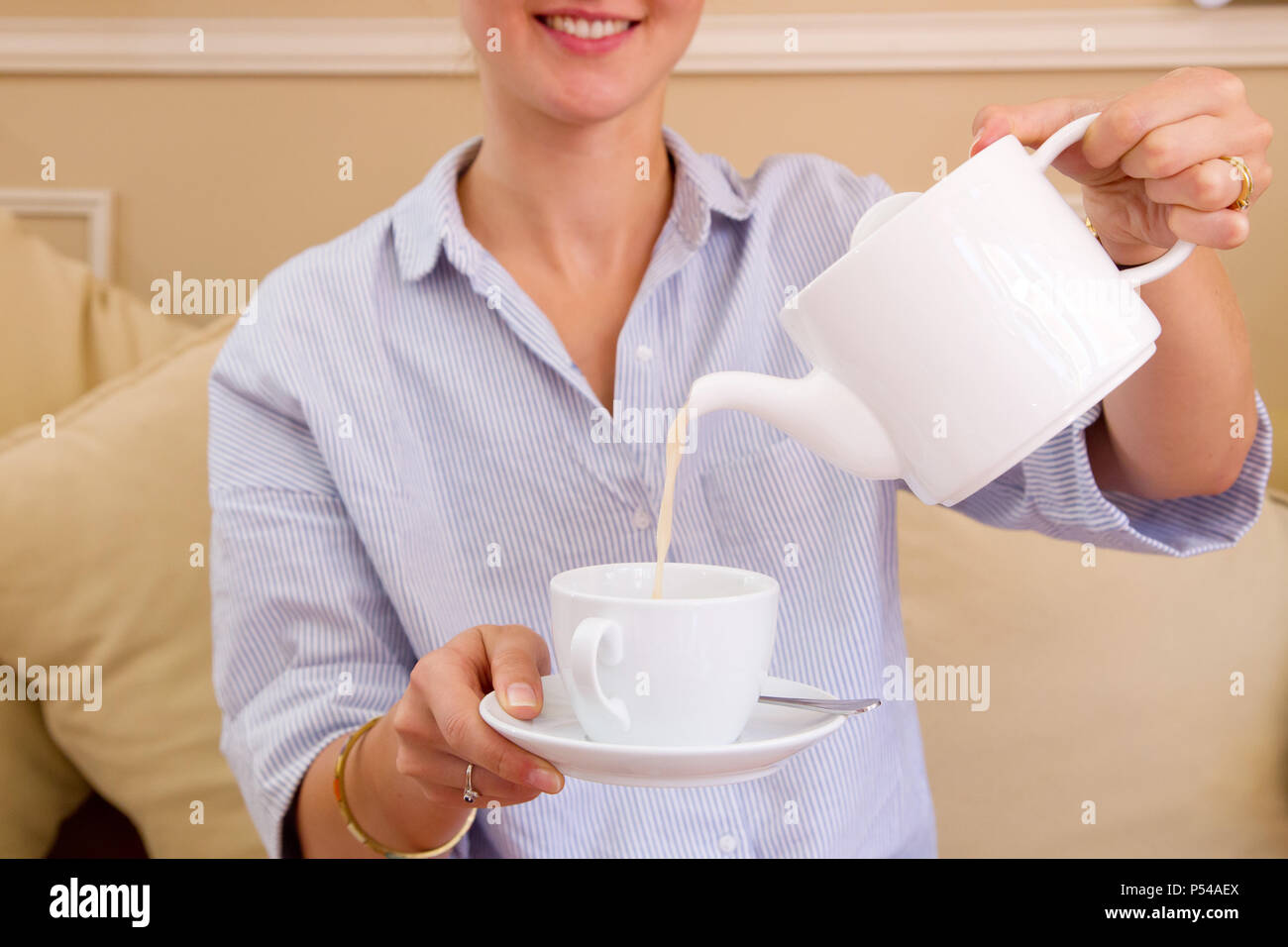 Donna di bere un infuso Foto Stock