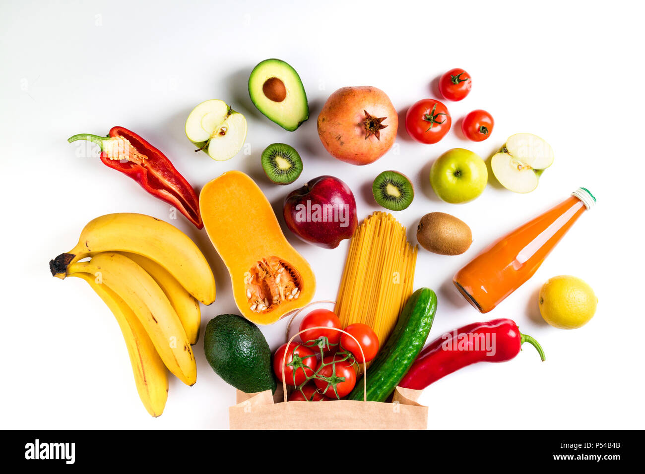 Cibo sano e background. Cibo sano in sacchetto di carta pasta, verdure e la frutta in bianco. Negozi alimentari, concetto vegetariano. Vista superiore Foto Stock