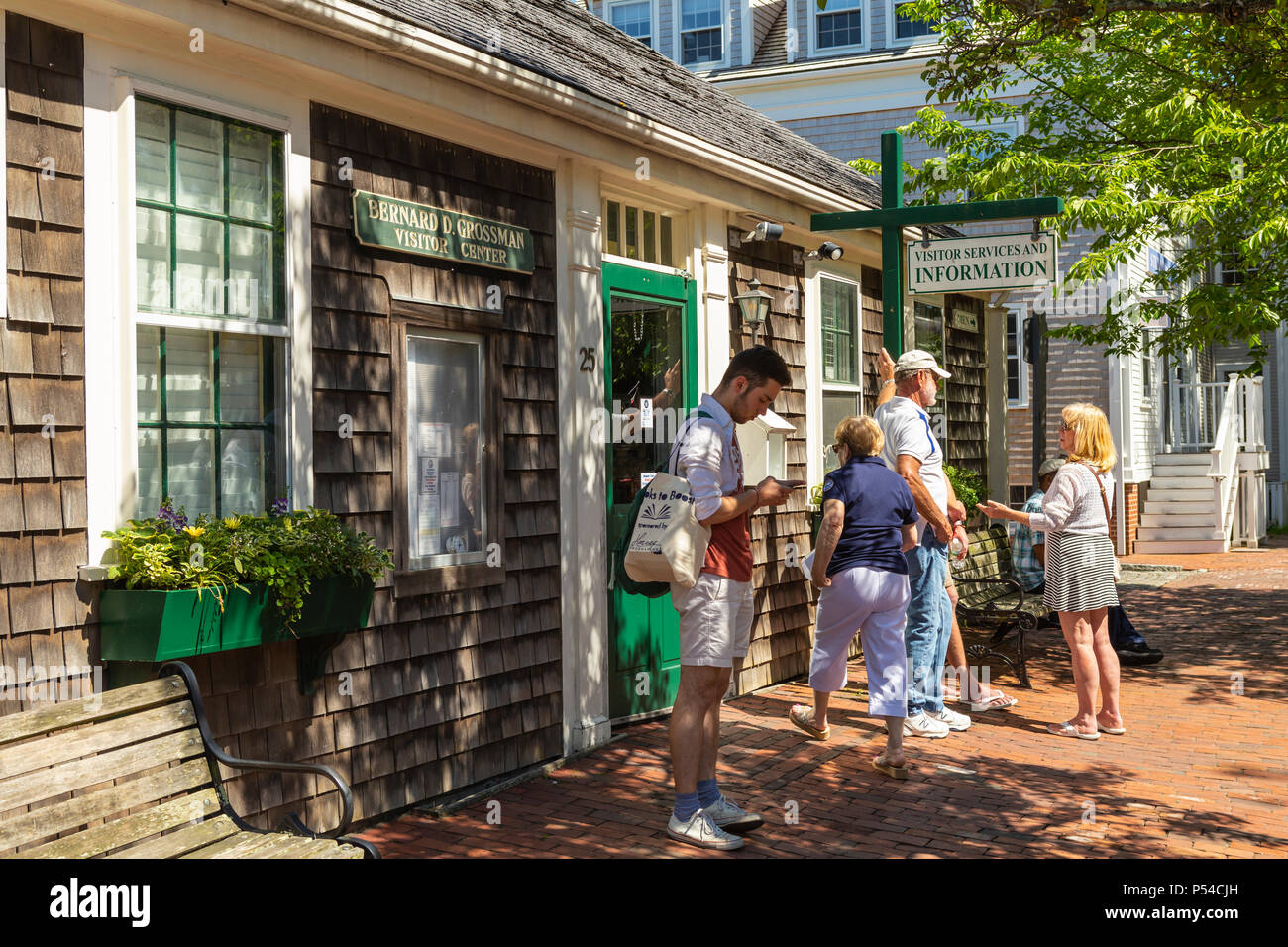Turisti e visitatori di ottenere informazioni presso il Centro Visitatori di Nantucket, Massachusetts. Foto Stock