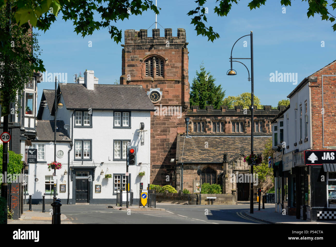 Il White Hart taverna e la chiesa di Santa Maria in Cheadle, Cheshire, Regno Unito. Foto Stock