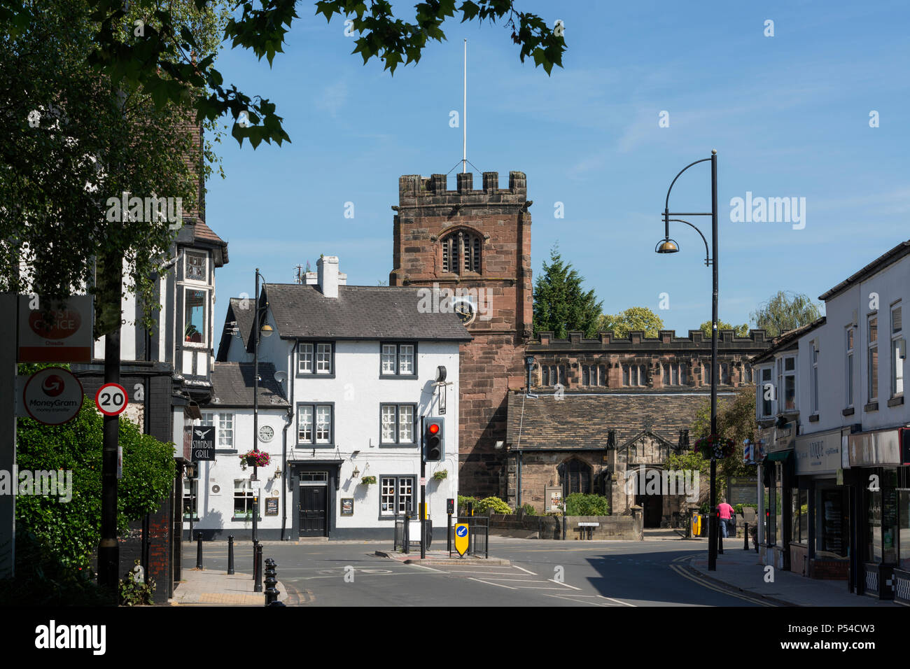 Il White Hart taverna e la chiesa di Santa Maria in Cheadle, Cheshire, Regno Unito. Foto Stock