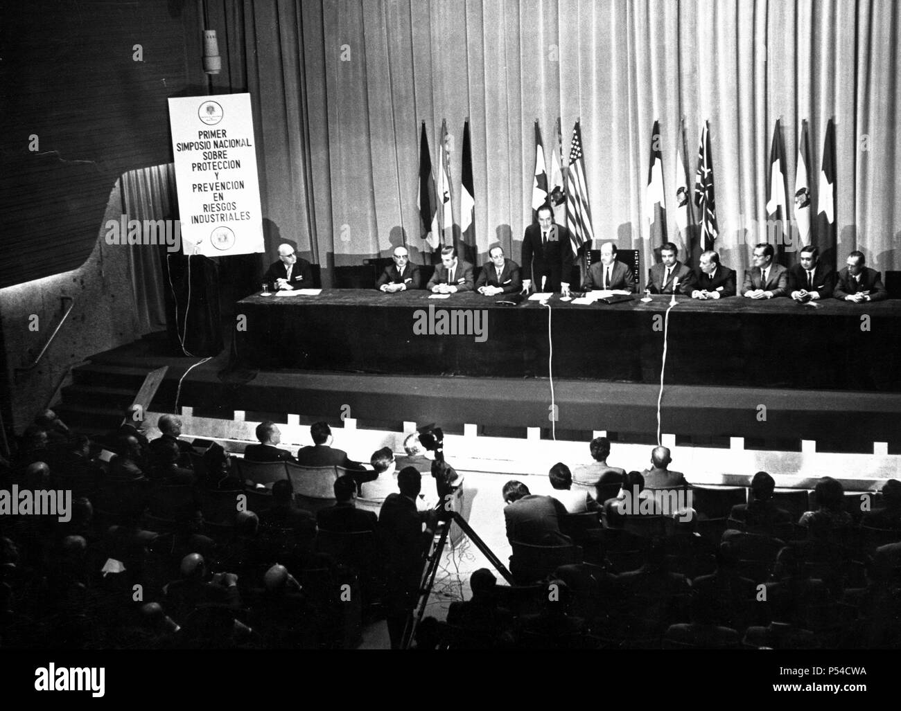 Inauguracion del salón del file INI del Simposio nacional de Protección de Riesgos industriales. Madrid, 1957. Foto Stock